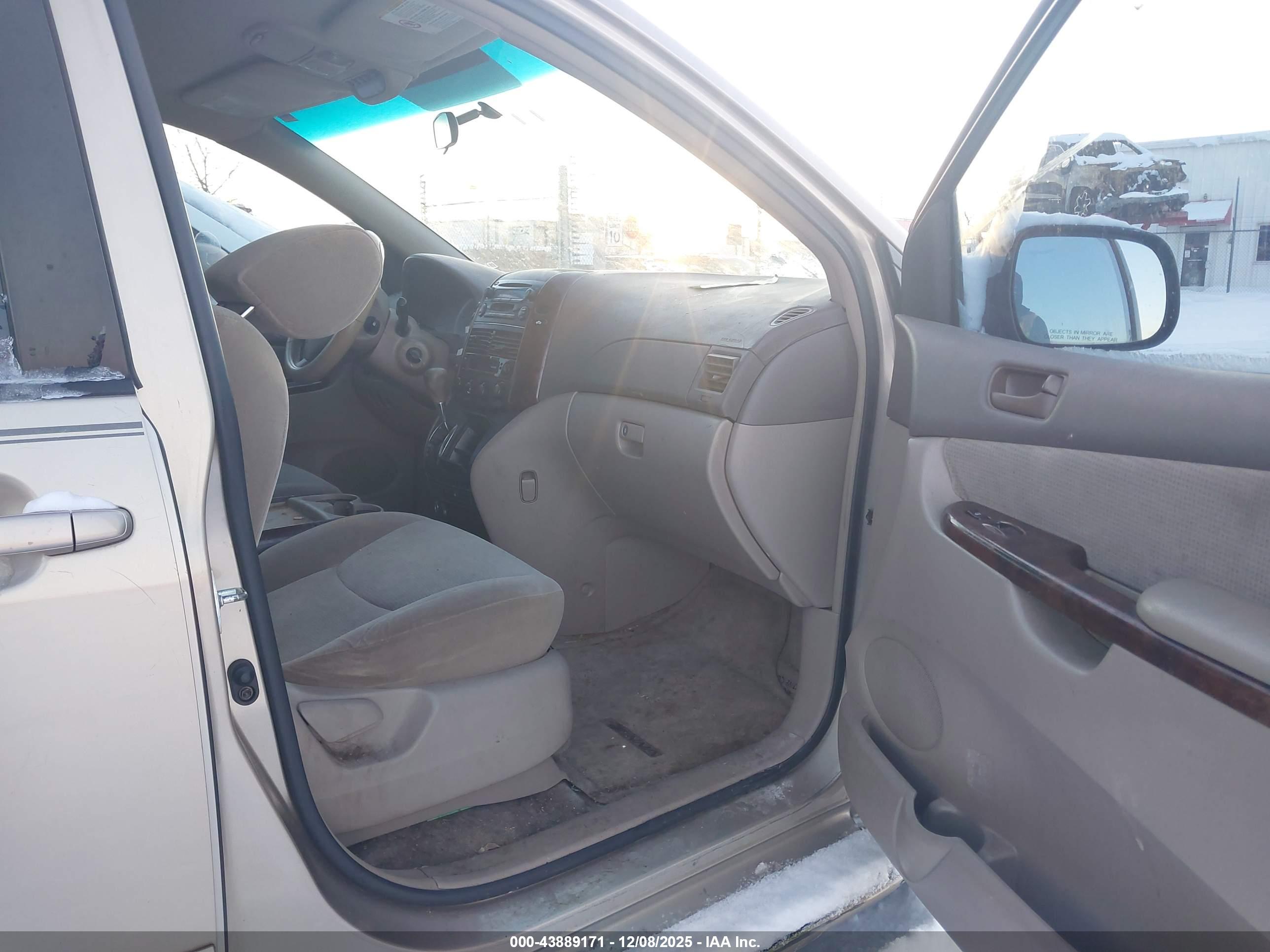 TOYOTA SIENNA image 5