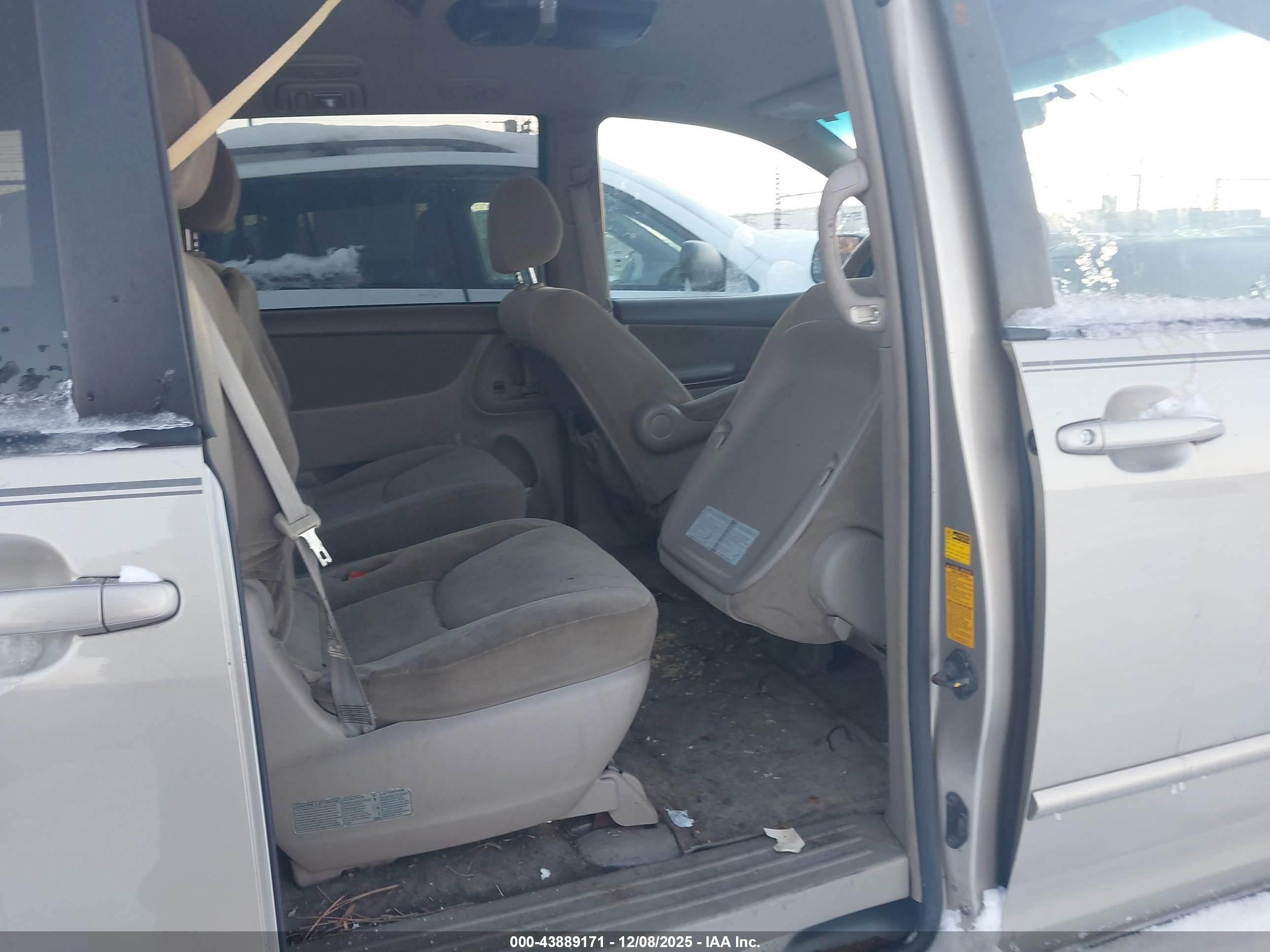 TOYOTA SIENNA image 8