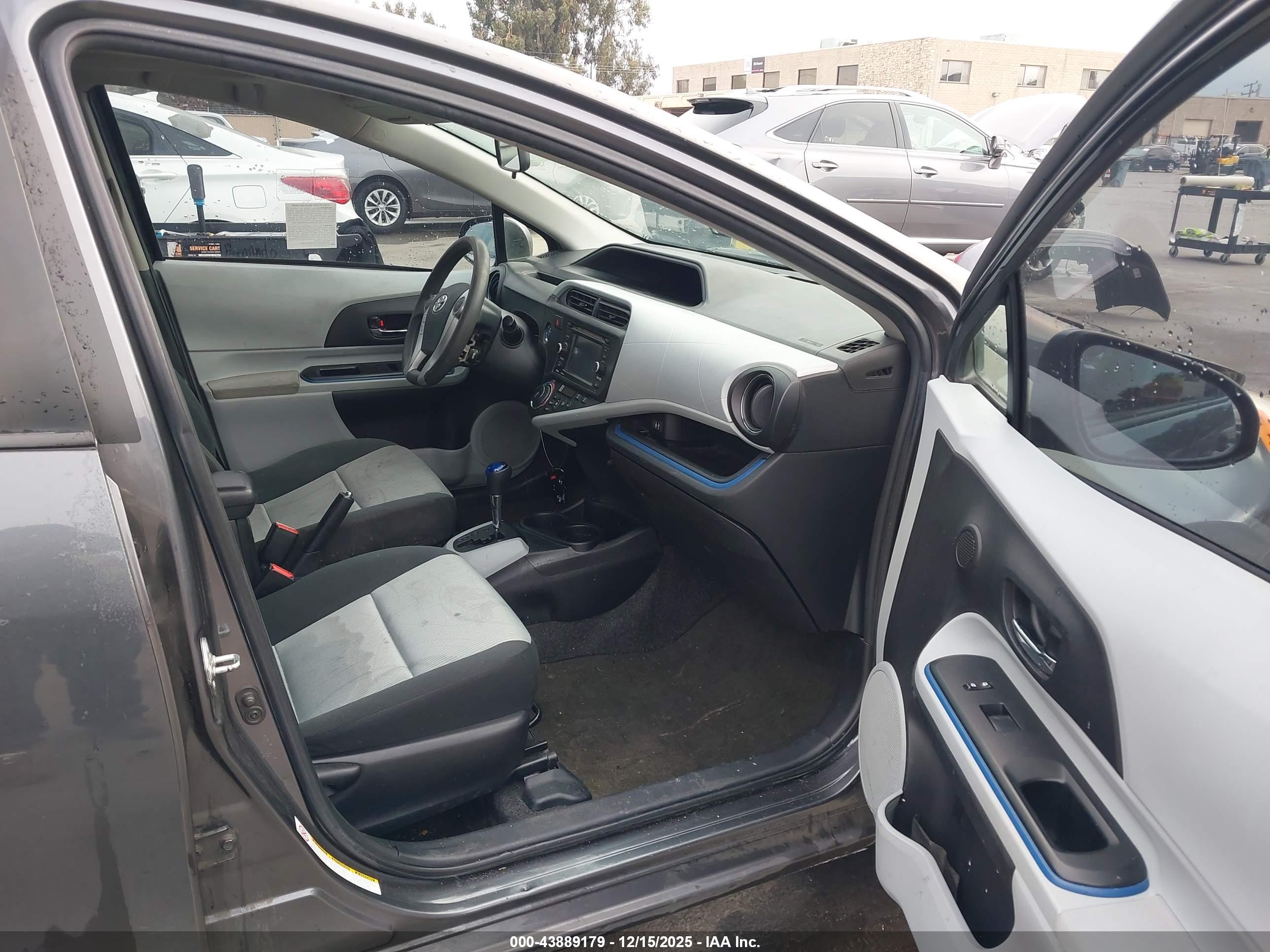 TOYOTA PRIUS image 5