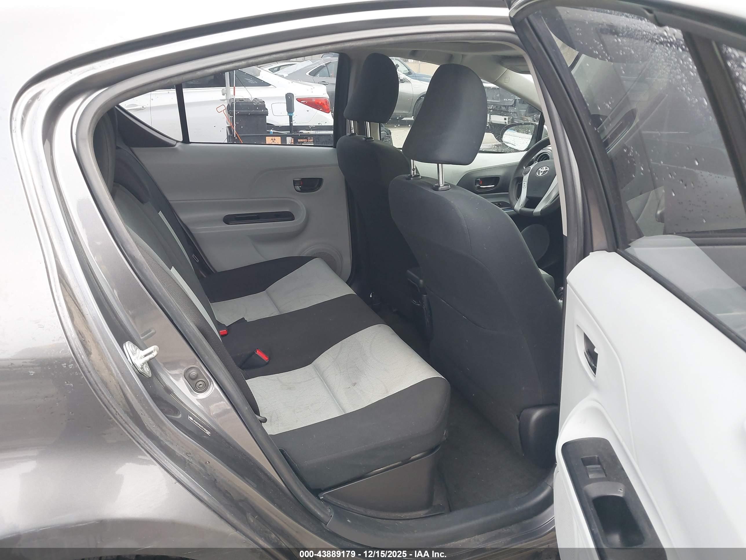 TOYOTA PRIUS image 8
