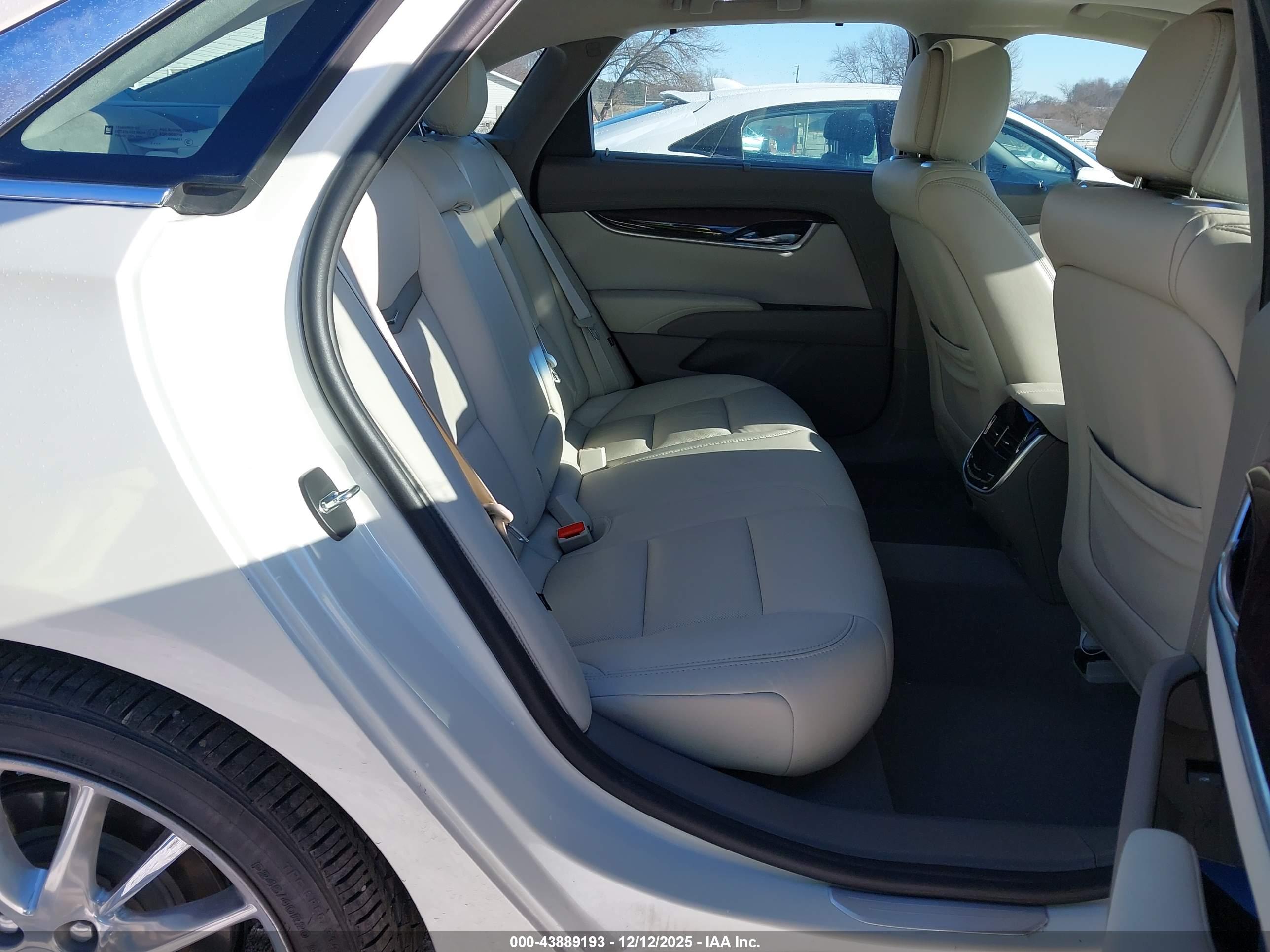 CADILLAC XTS image 8