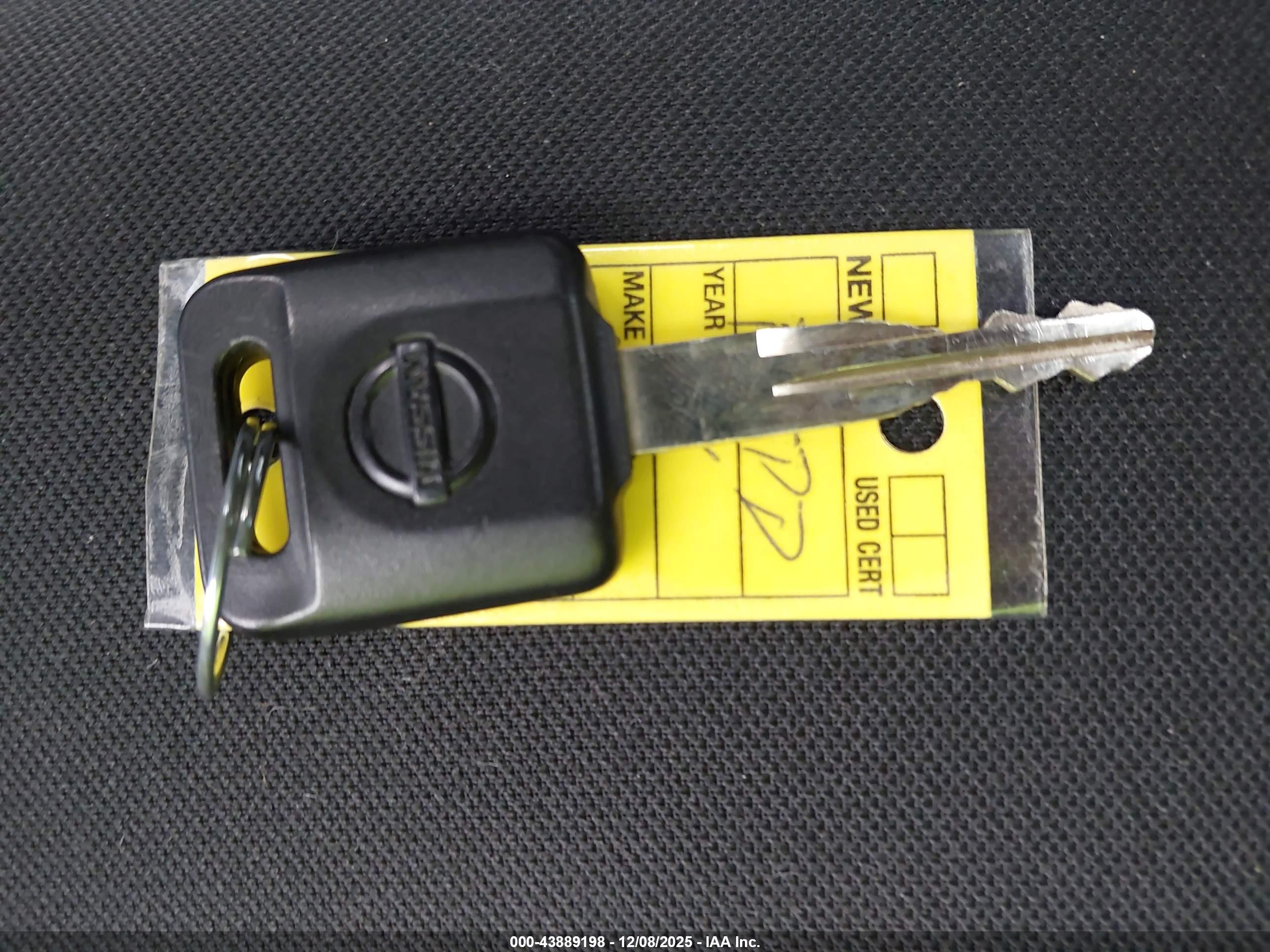 NISSAN VERSA image 11