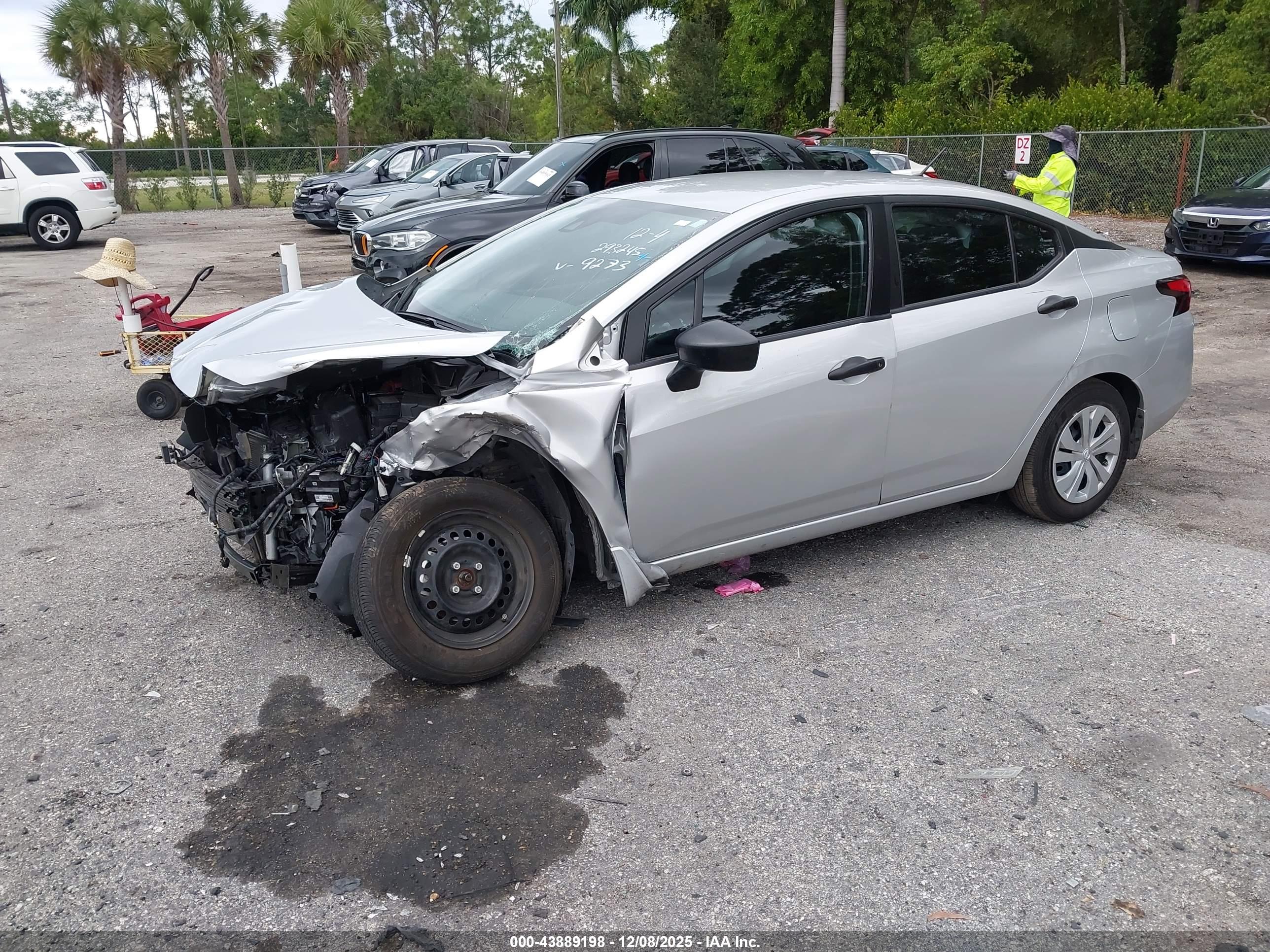 NISSAN VERSA image 2