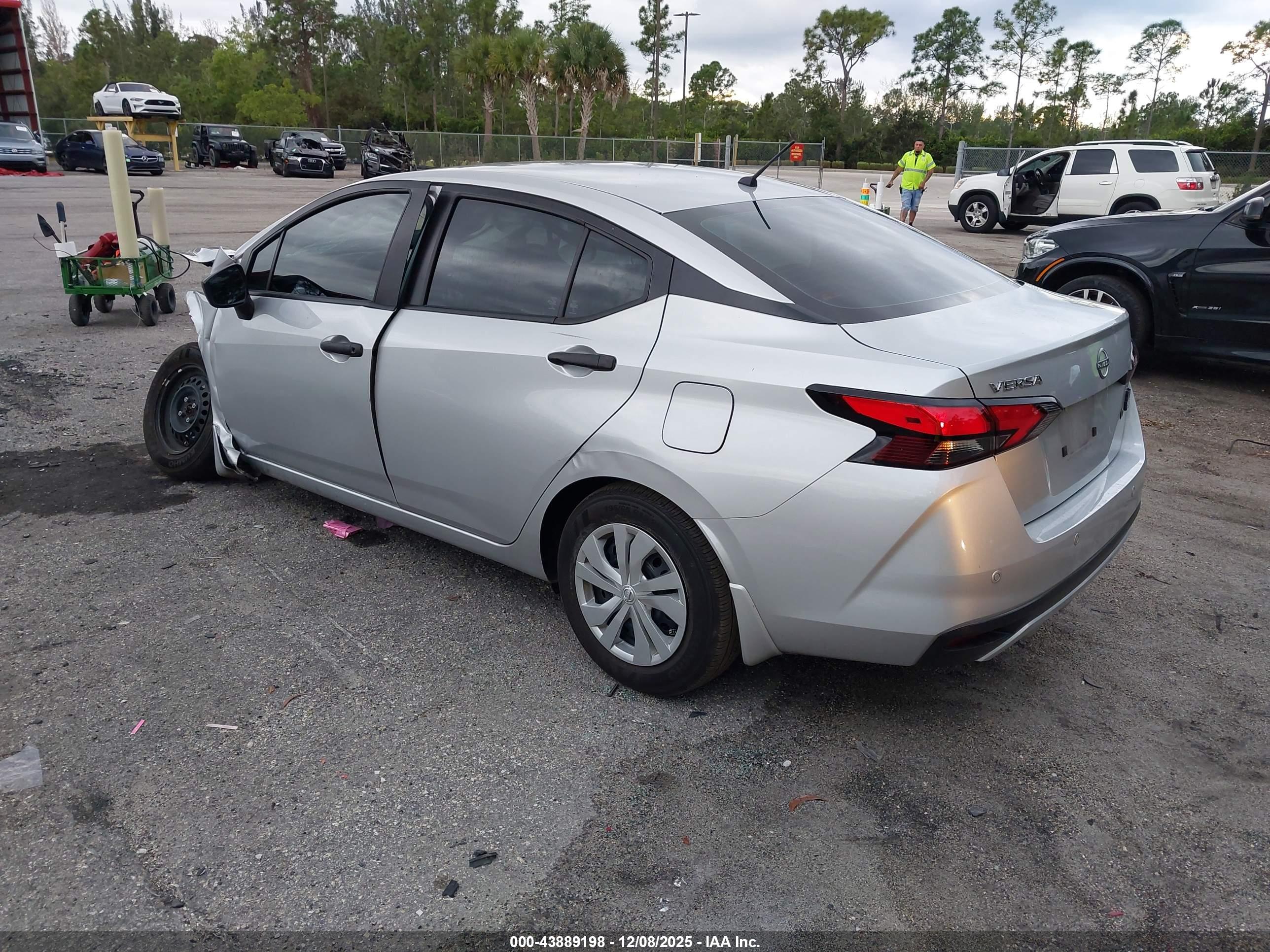 NISSAN VERSA image 3