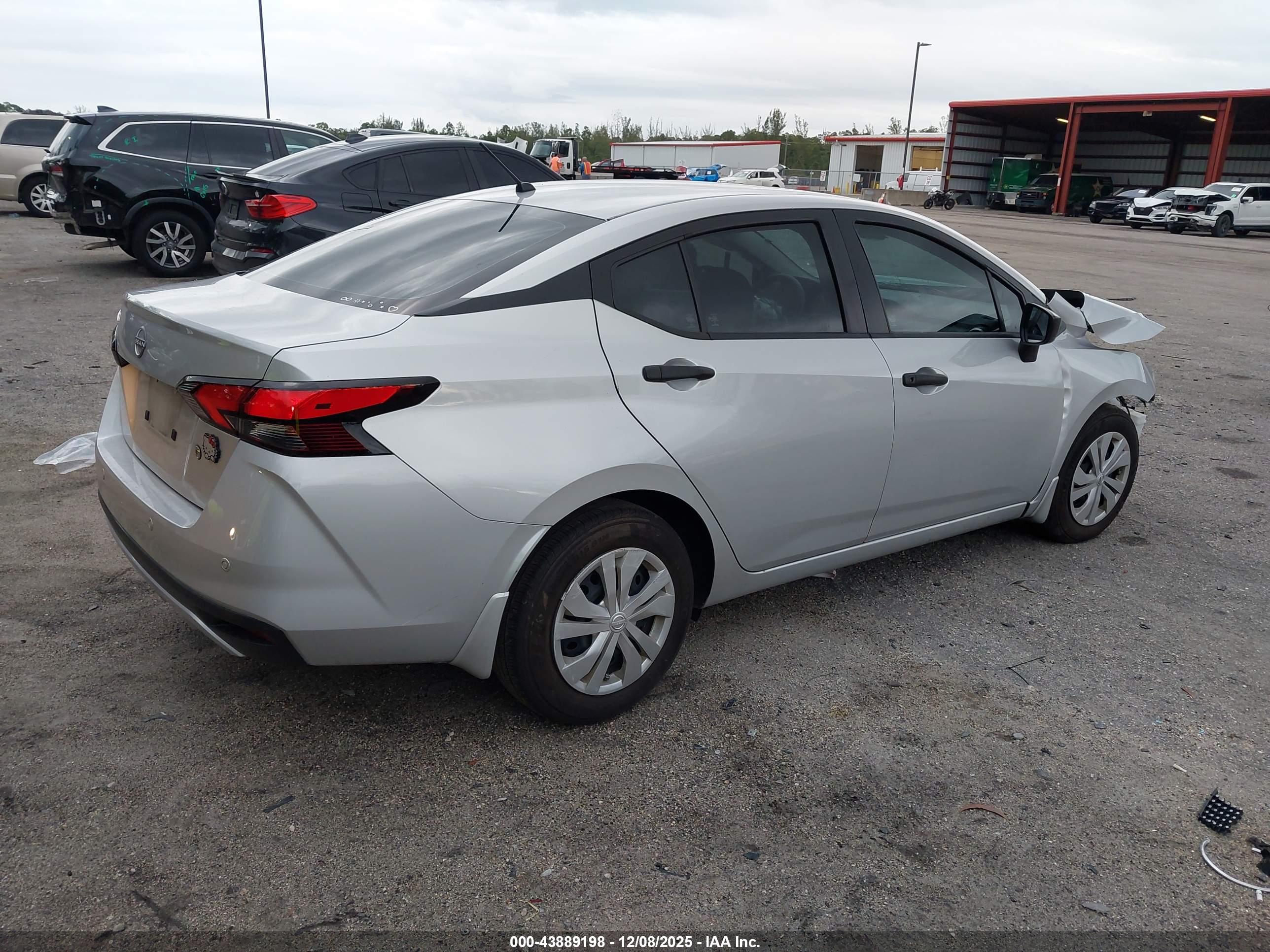 NISSAN VERSA image 4