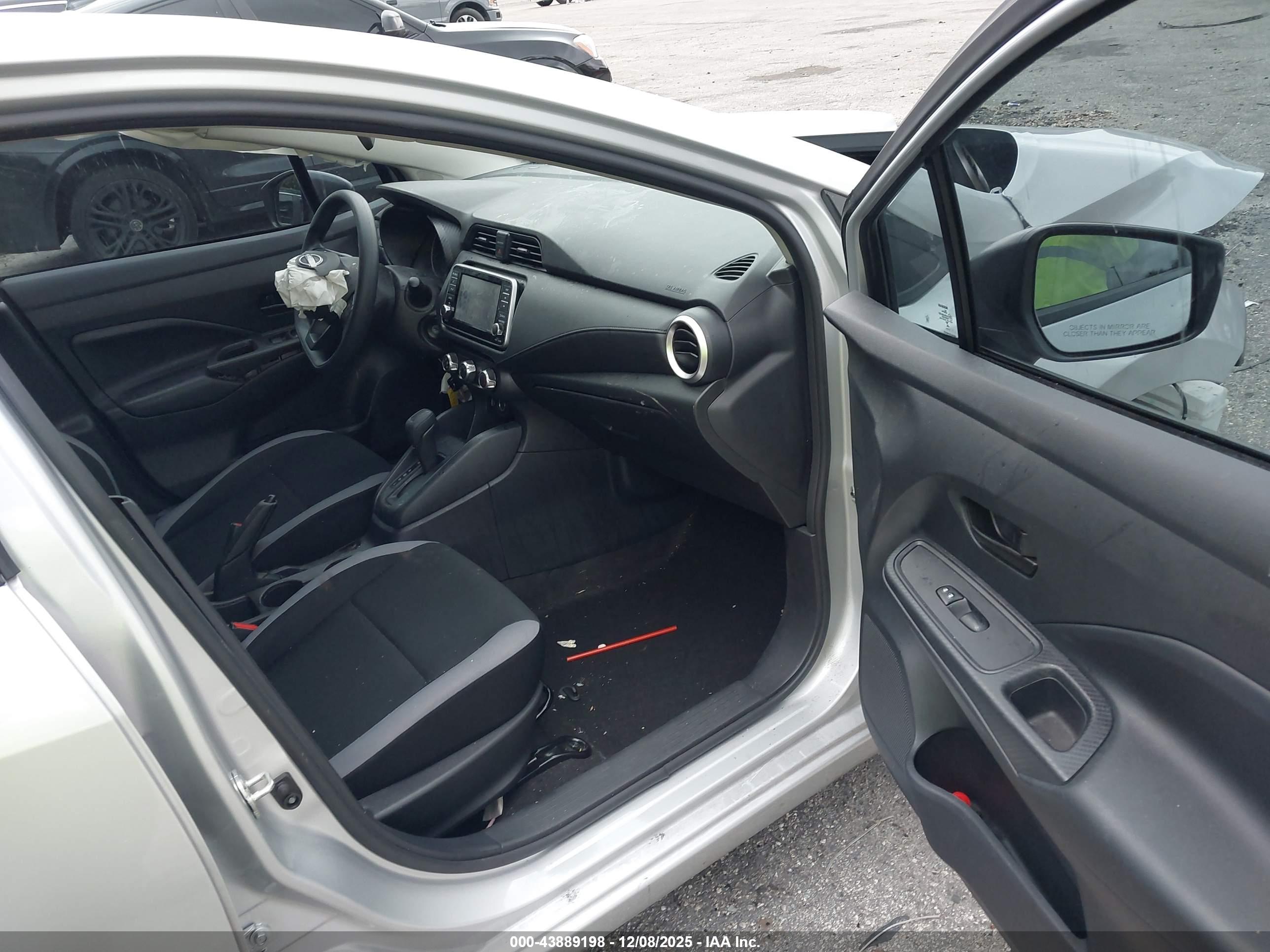 NISSAN VERSA image 5