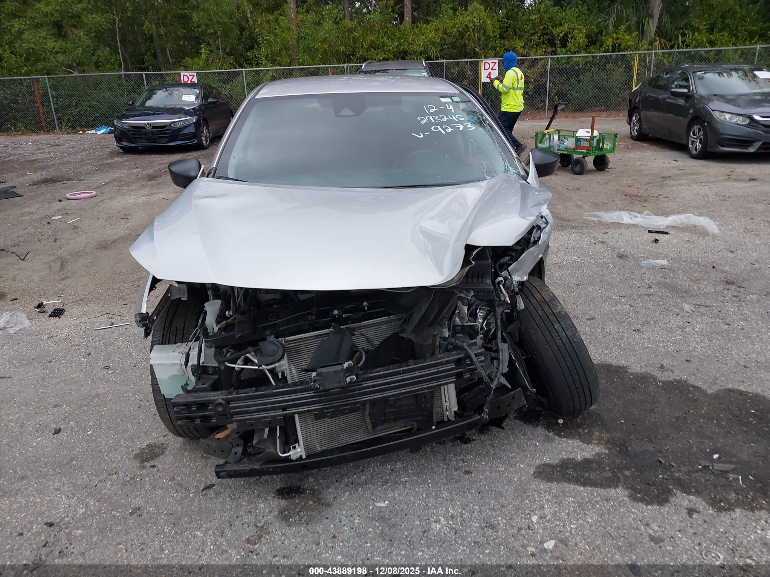 NISSAN VERSA image 6