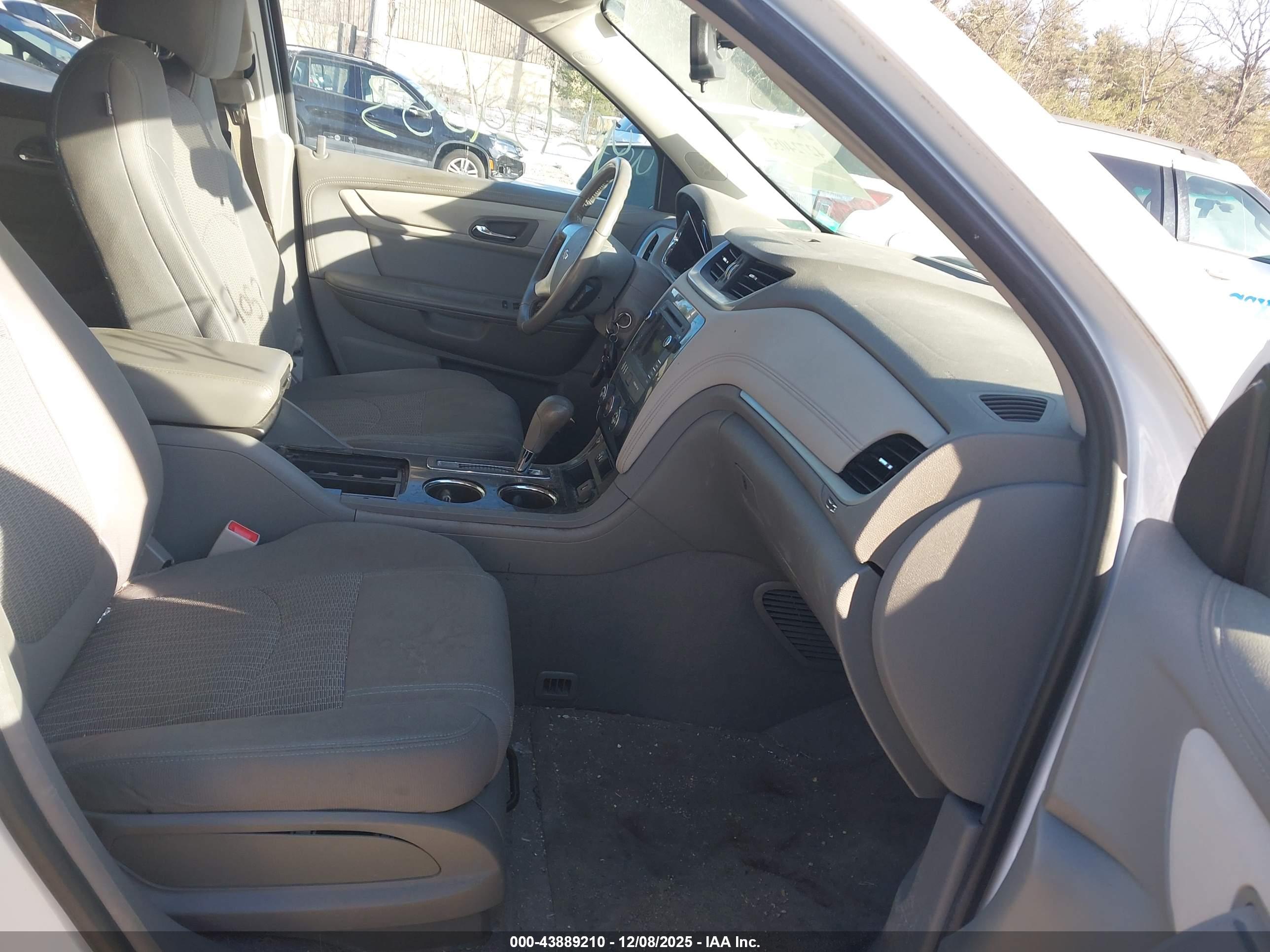 CHEVROLET TRAVERSE image 5