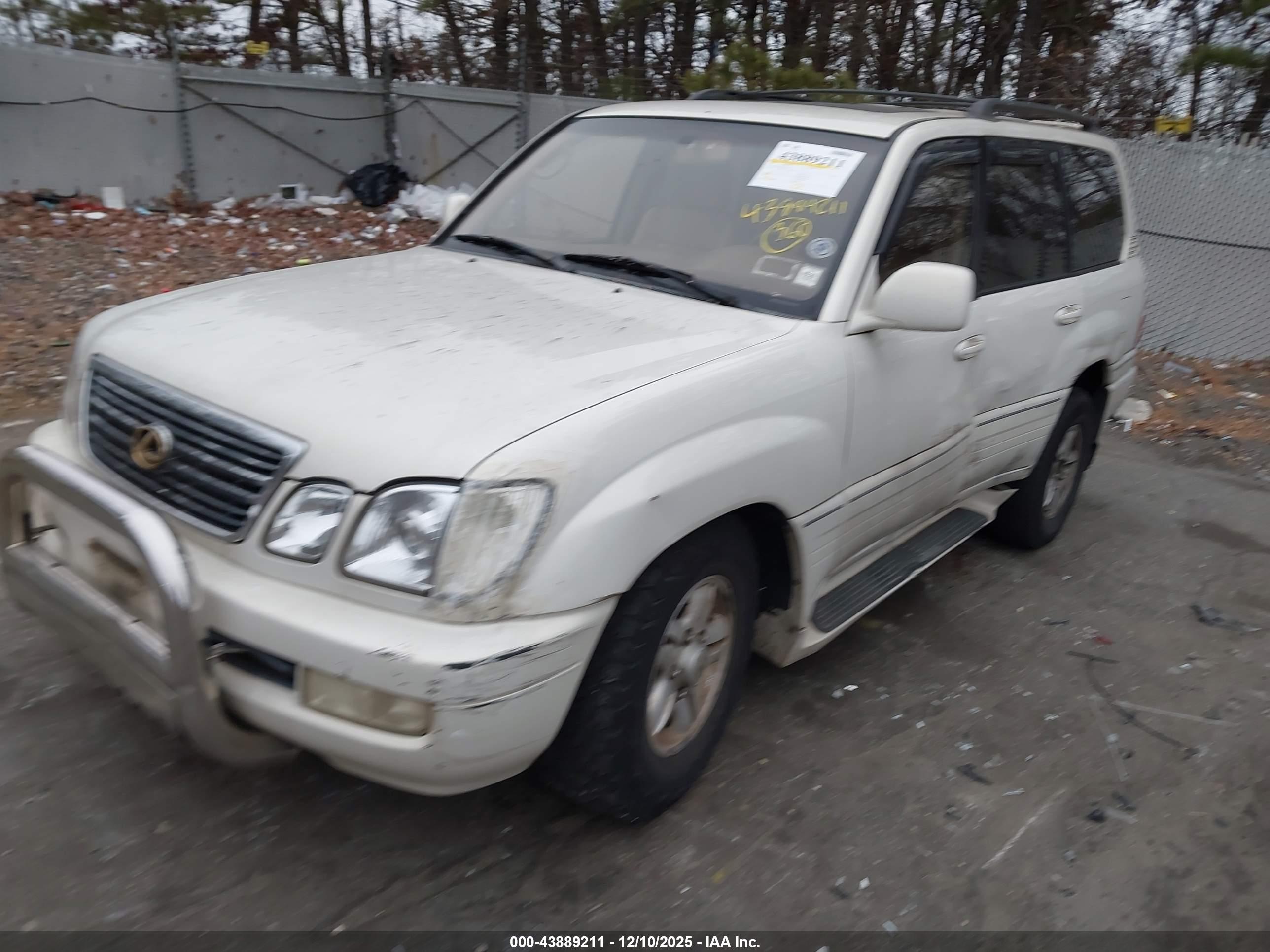 LEXUS LX image 2