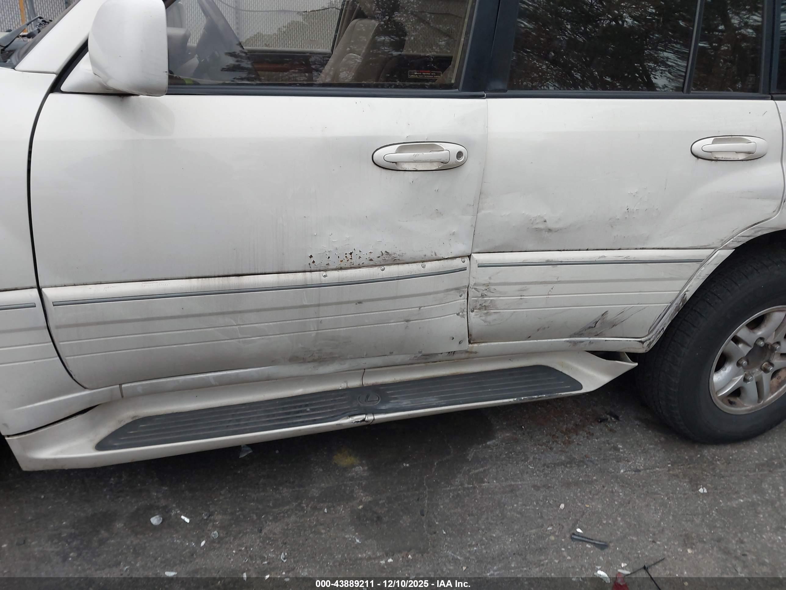LEXUS LX image 6