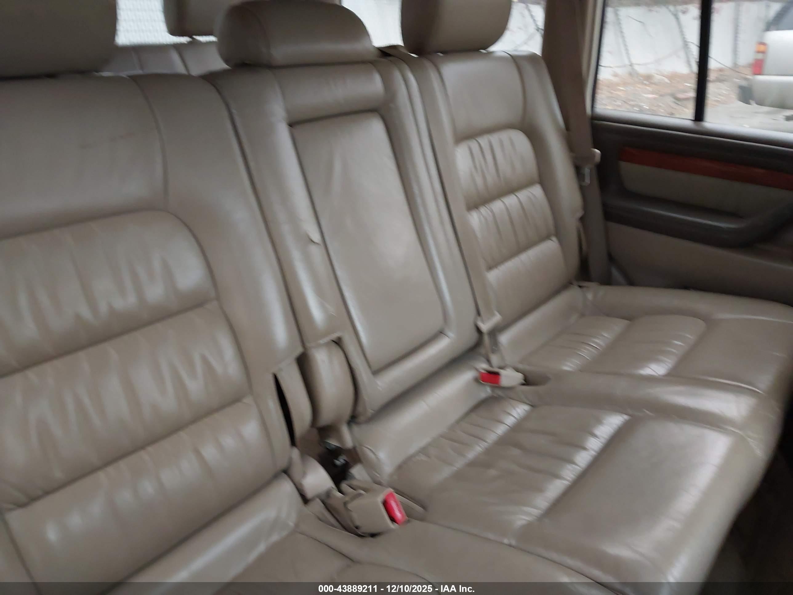 LEXUS LX image 8
