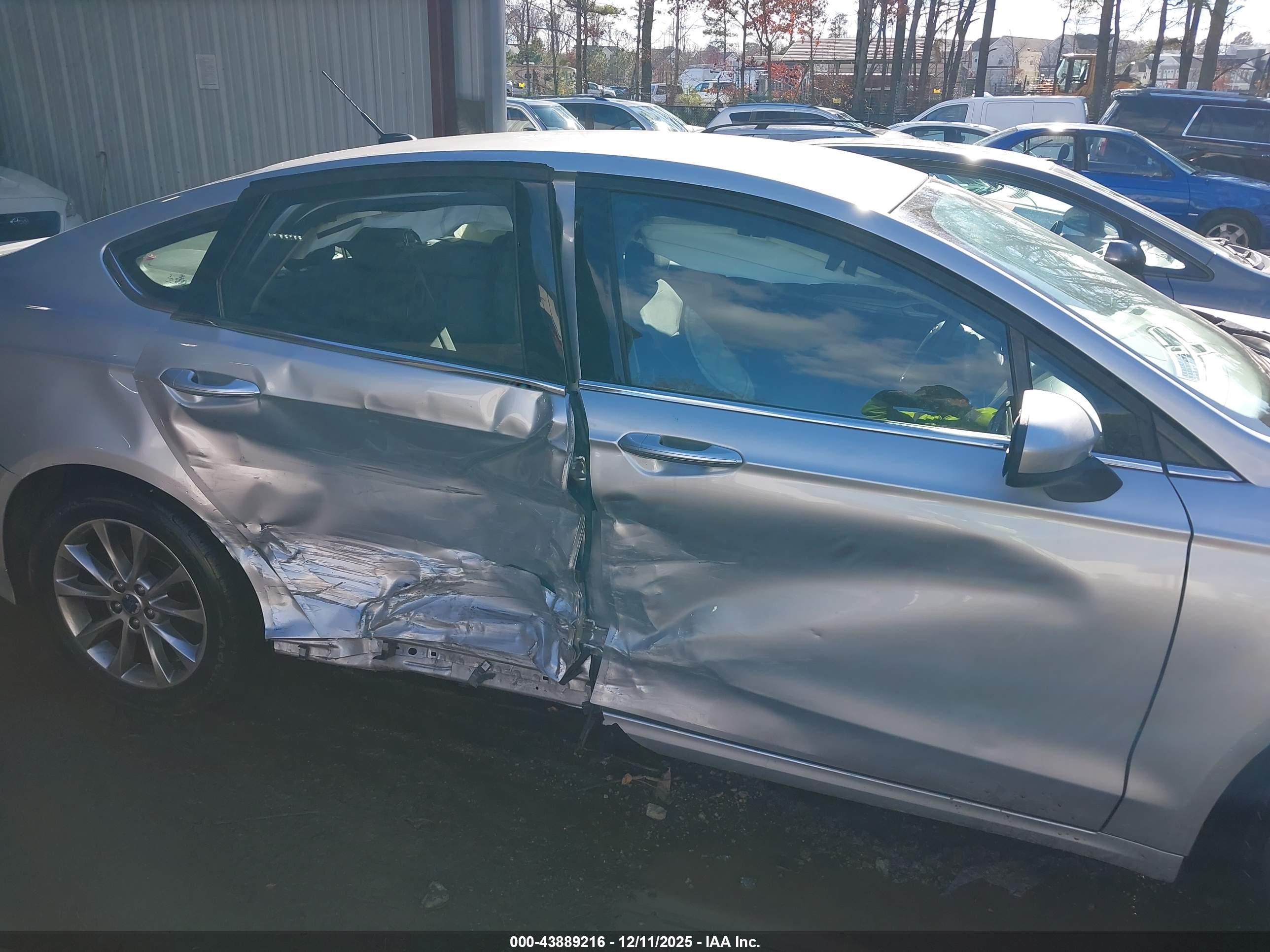 FORD FUSION image 6