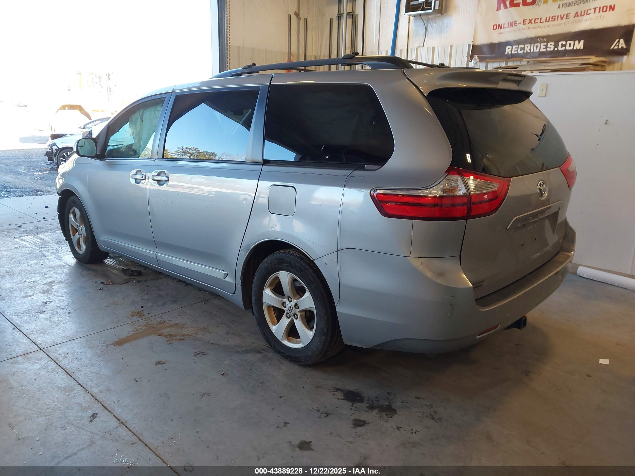 TOYOTA SIENNA image 3