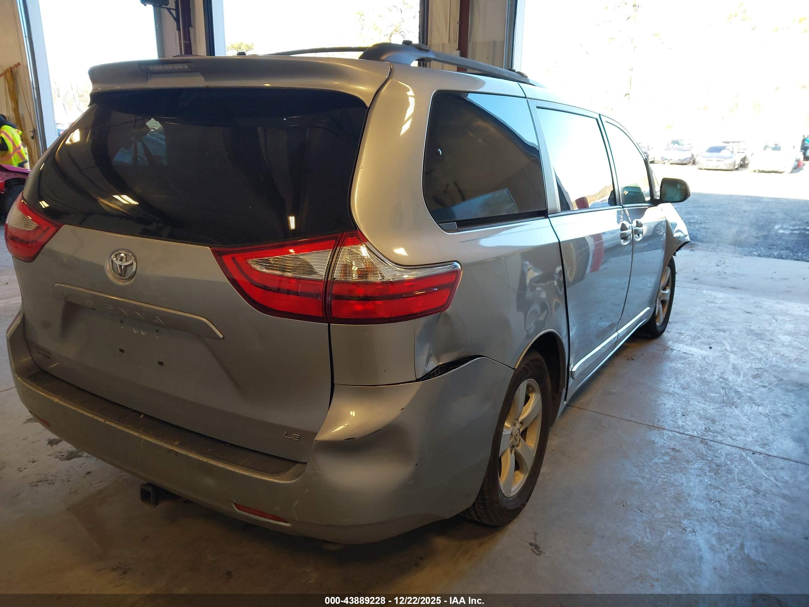 TOYOTA SIENNA image 4