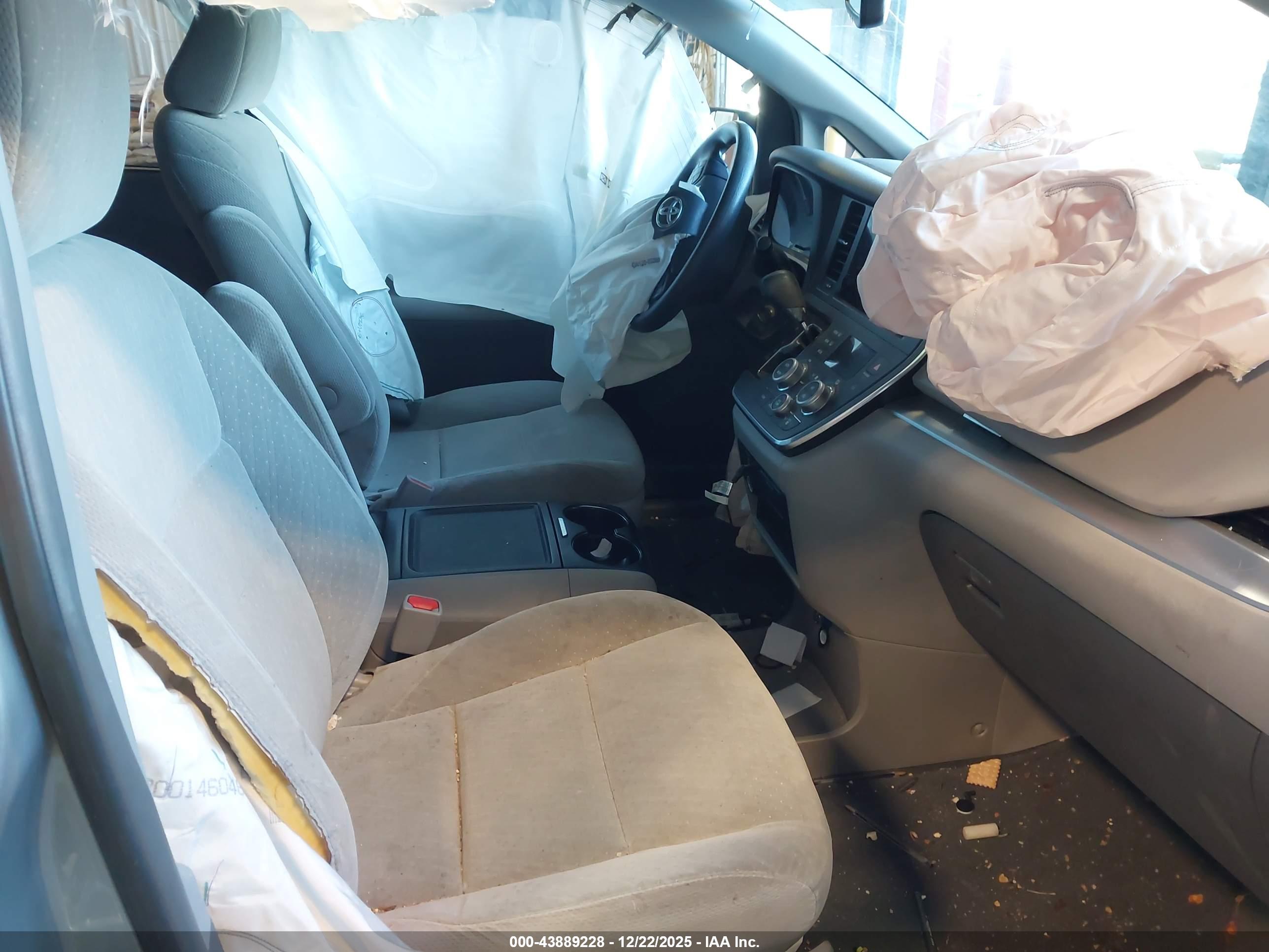 TOYOTA SIENNA image 5