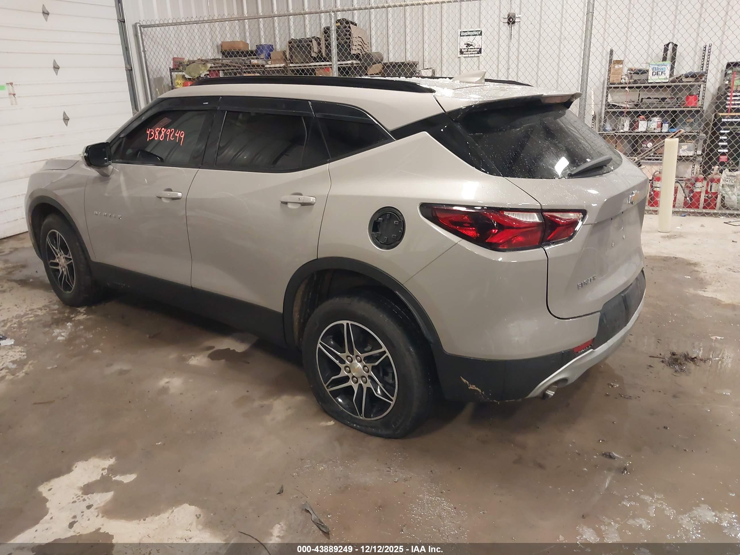 CHEVROLET BLAZER image 3