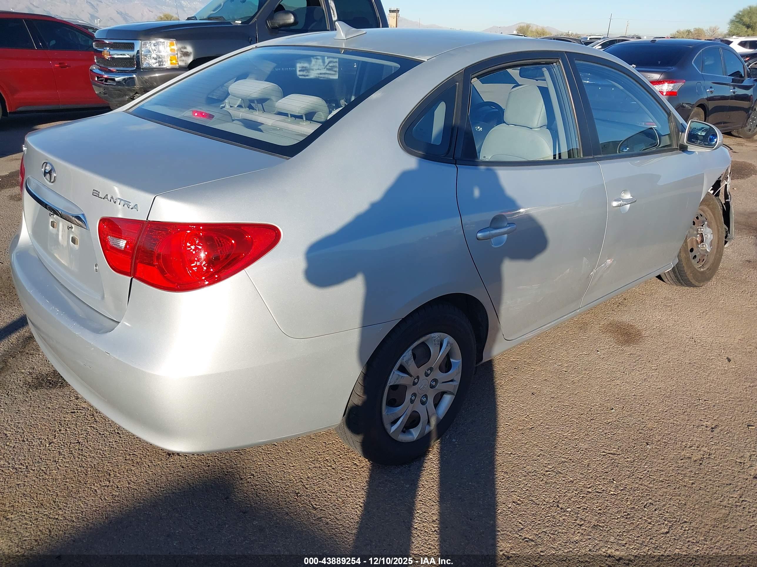 HYUNDAI ELANTRA image 4