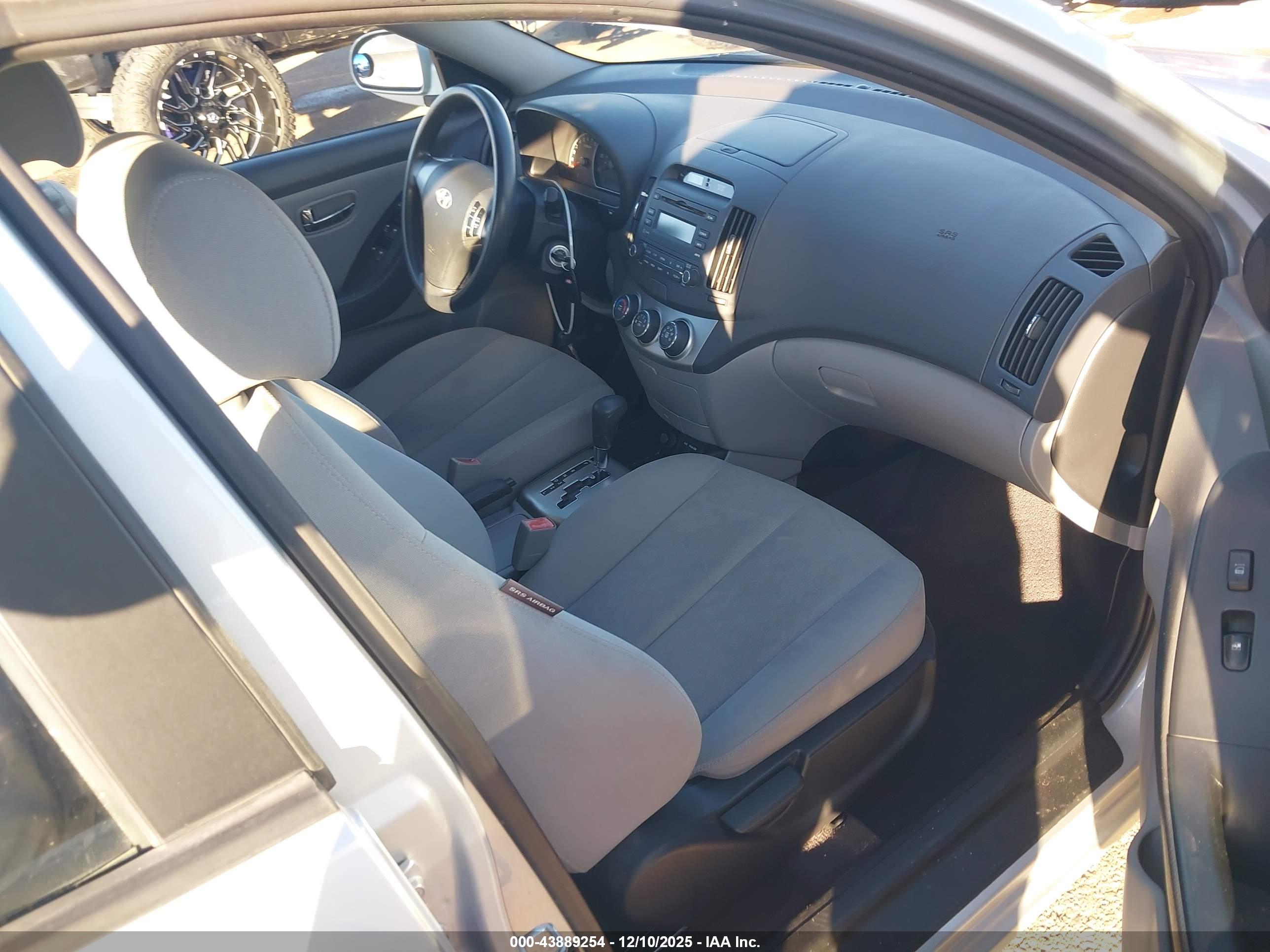 HYUNDAI ELANTRA image 5