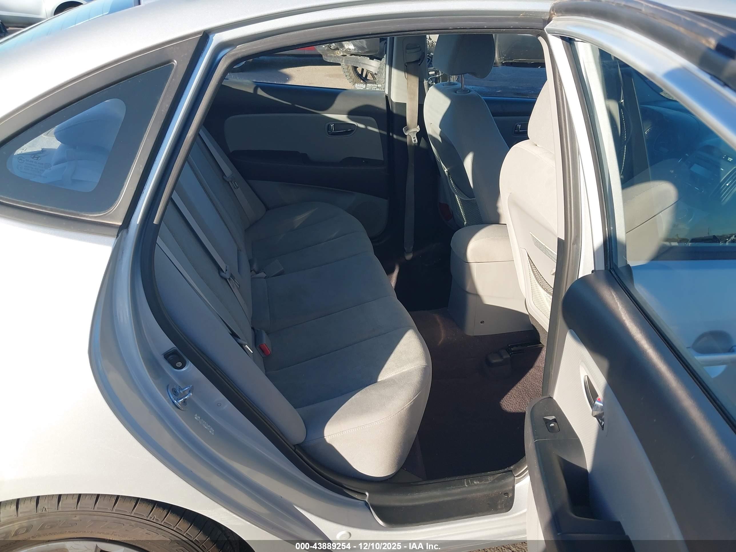 HYUNDAI ELANTRA image 8