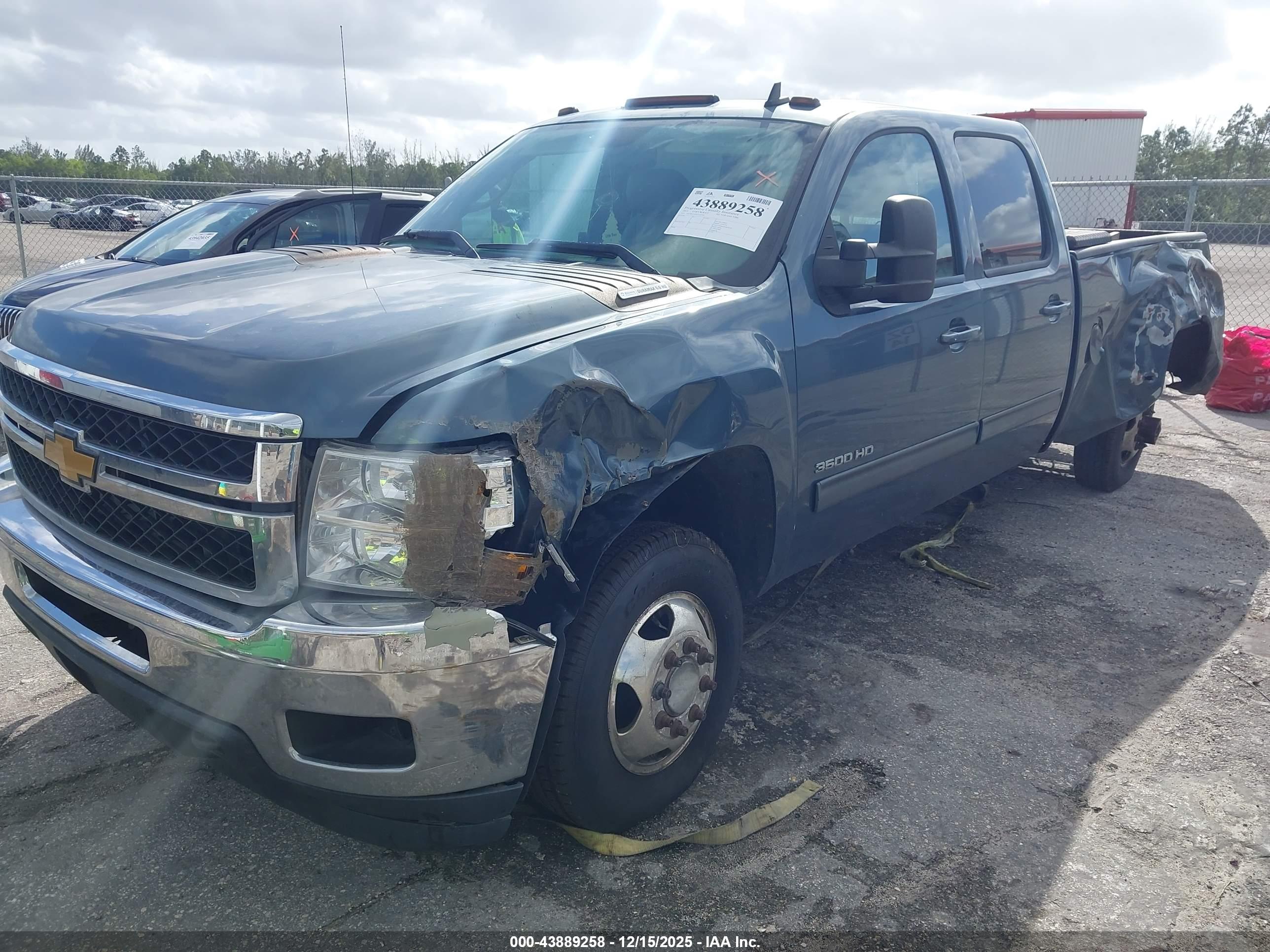 CHEVROLET SILVERADO image 2