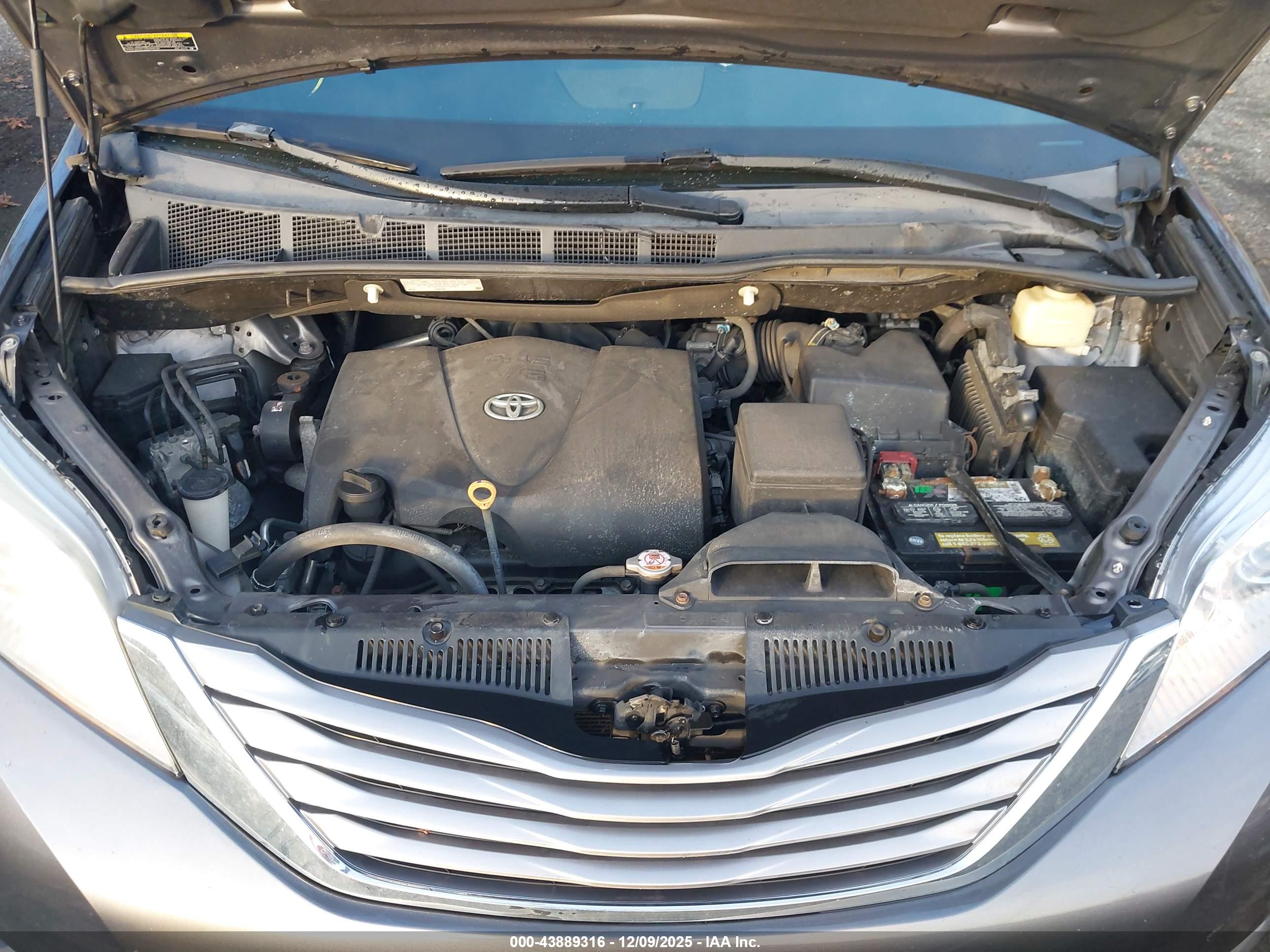 TOYOTA SIENNA image 10