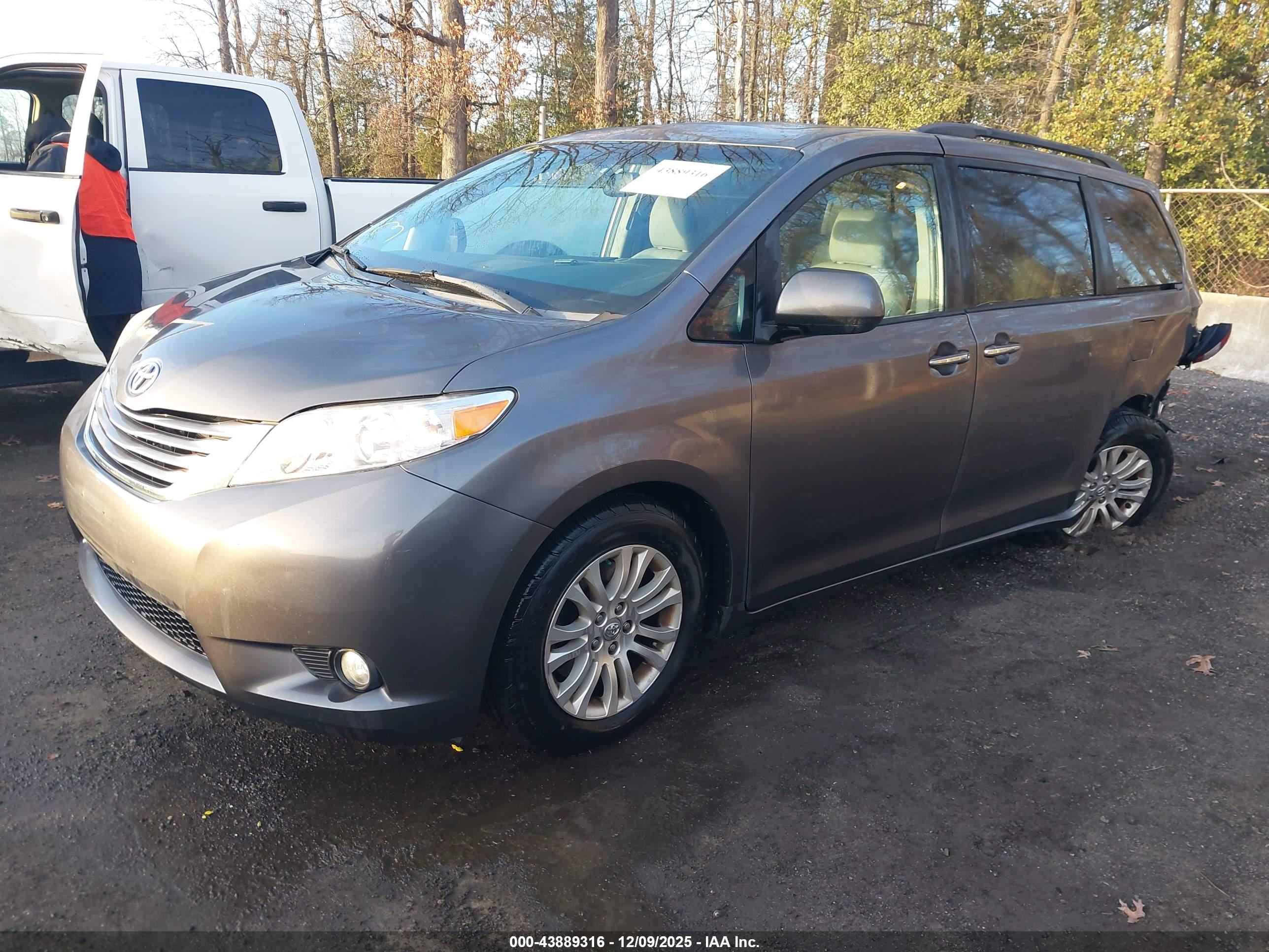 TOYOTA SIENNA image 2