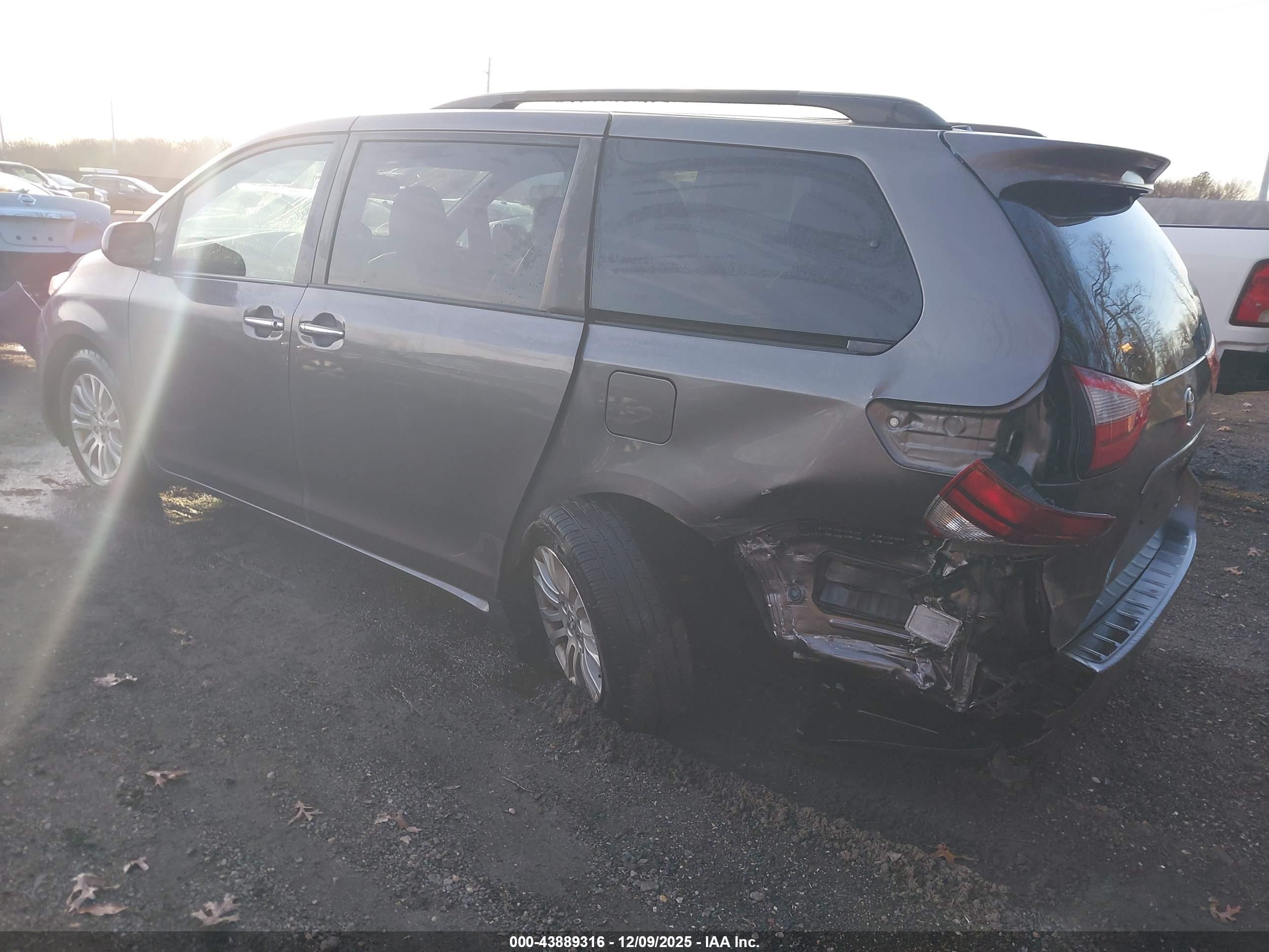 TOYOTA SIENNA image 3