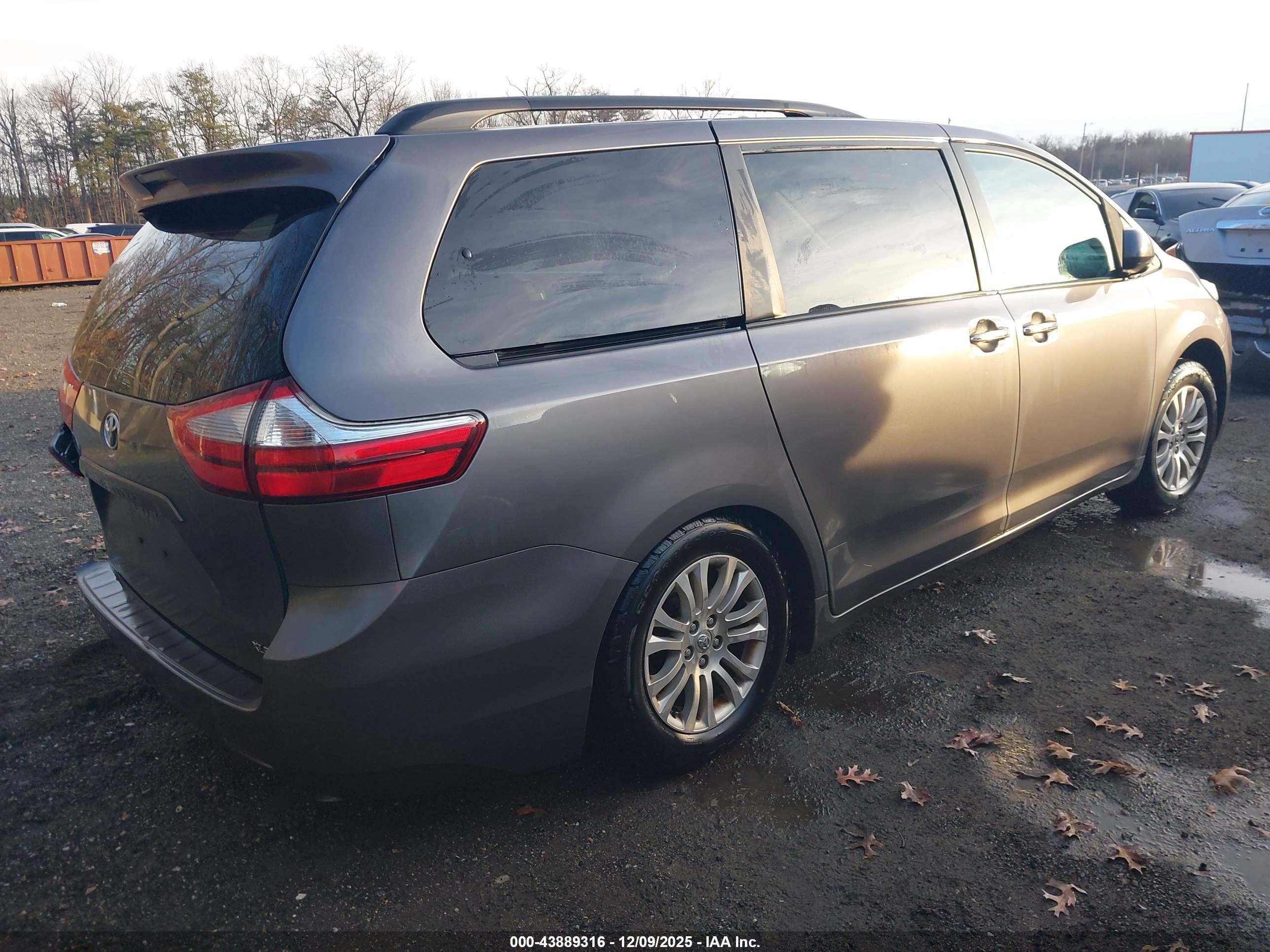 TOYOTA SIENNA image 4