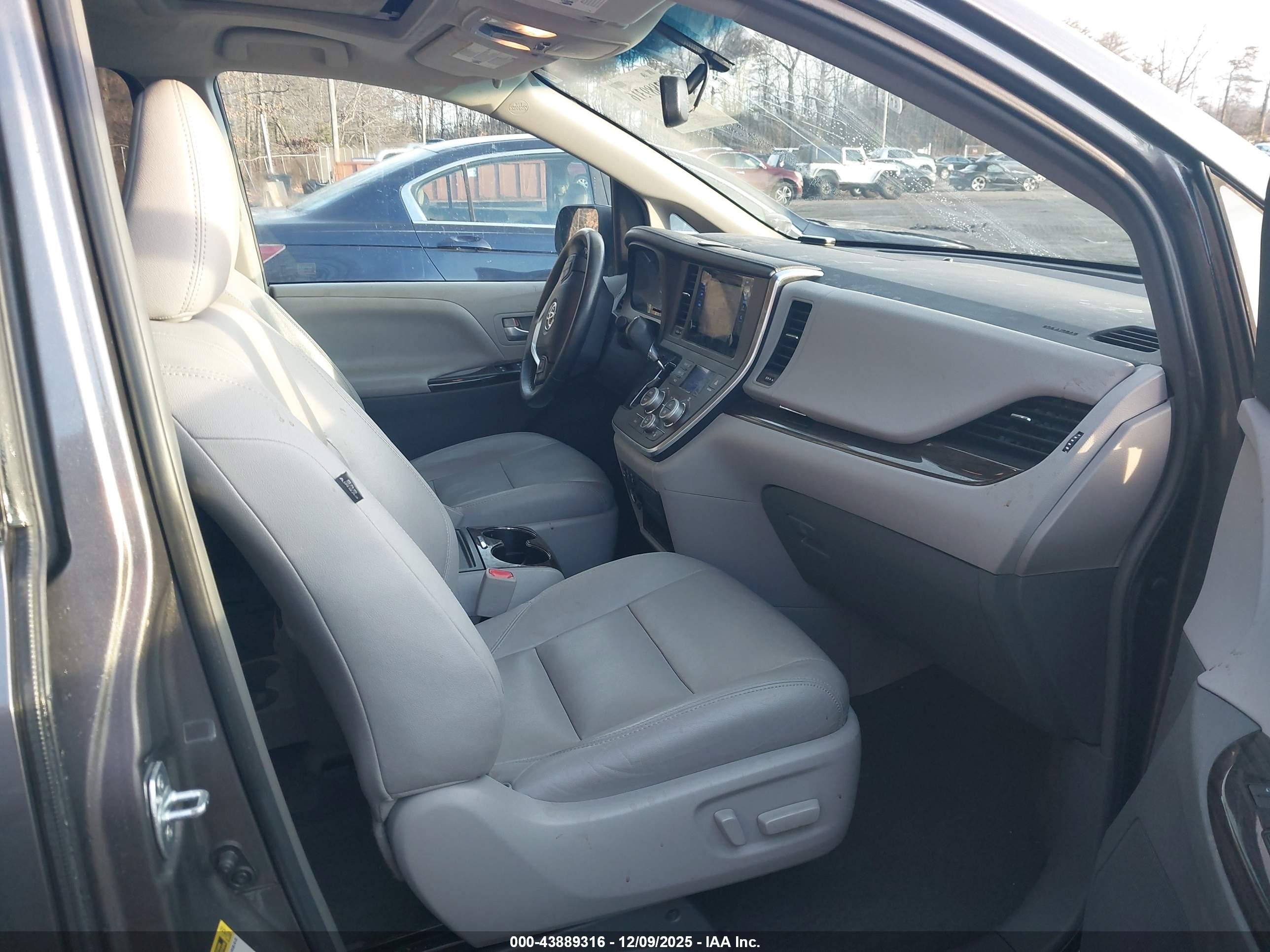 TOYOTA SIENNA image 5