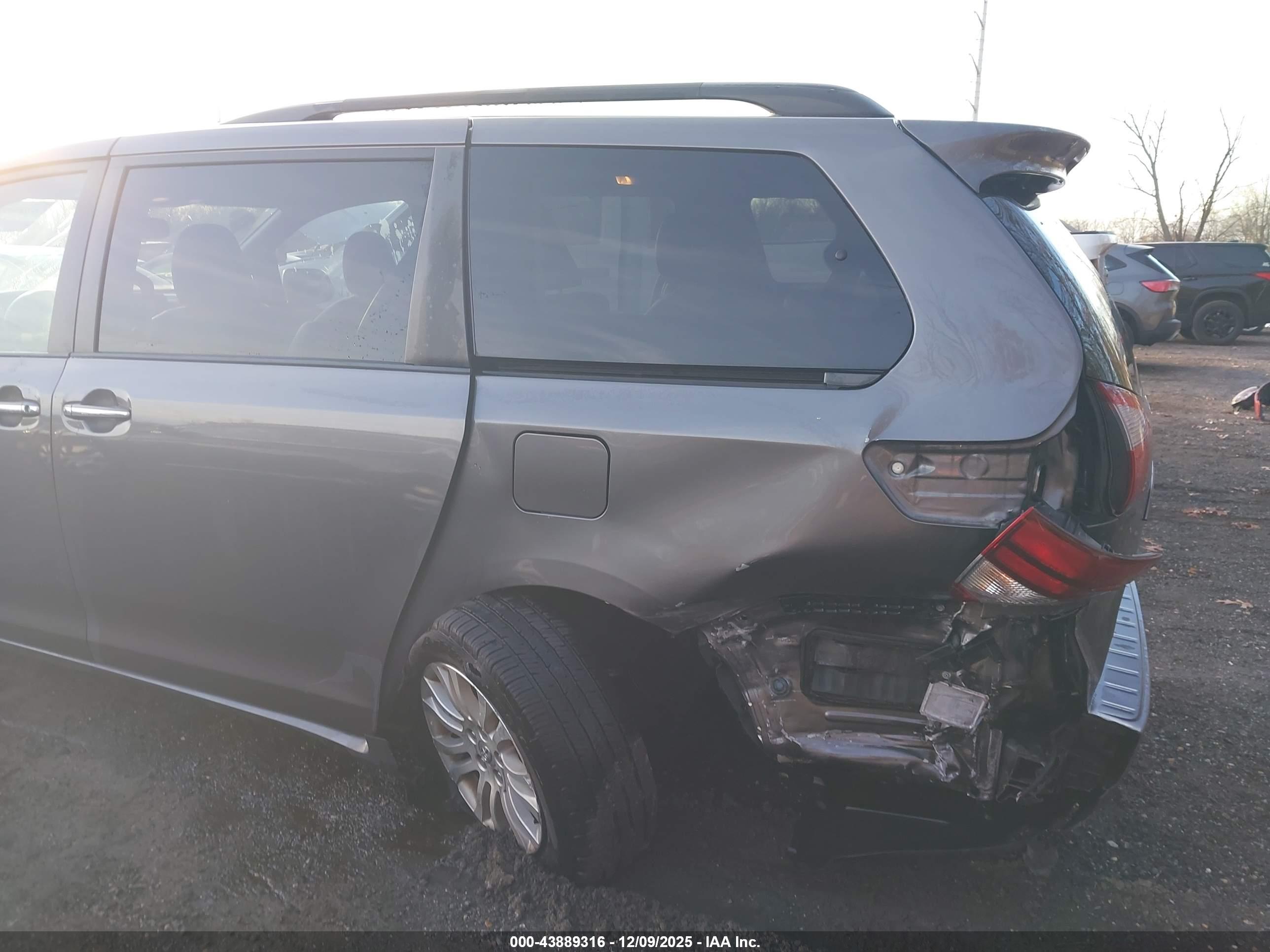 TOYOTA SIENNA image 6
