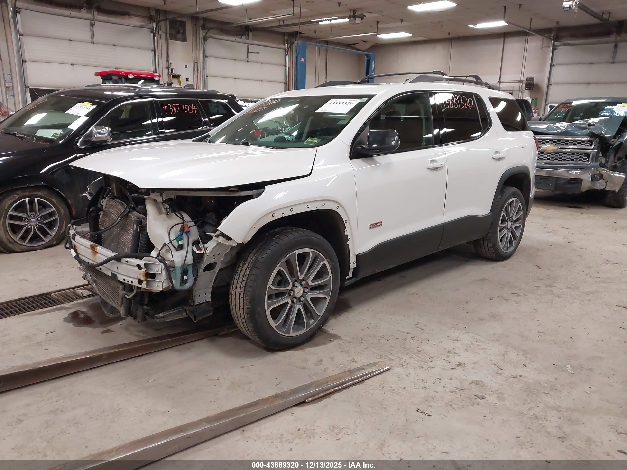 GMC ACADIA image 2