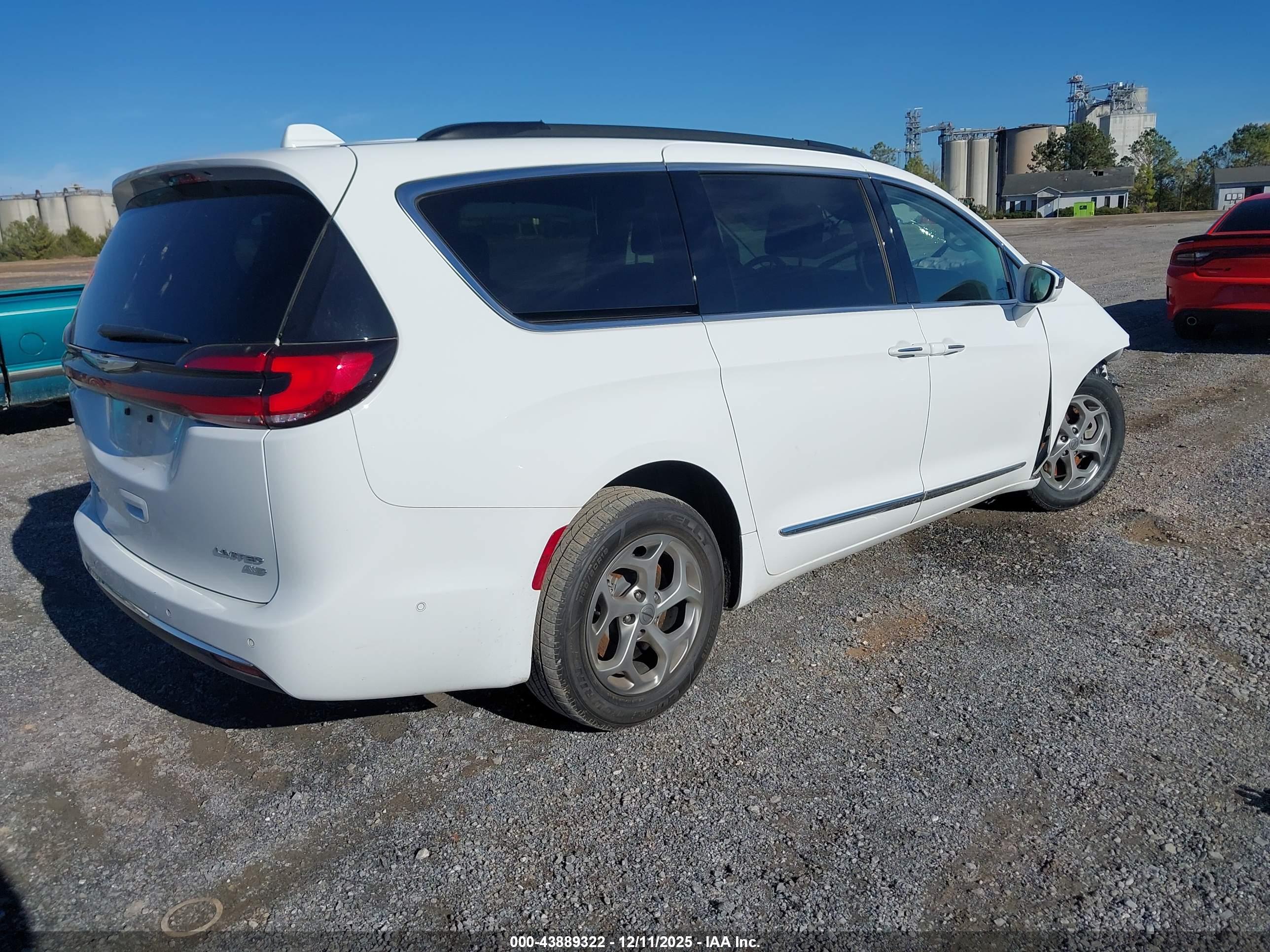 CHRYSLER PACIFICA image 4