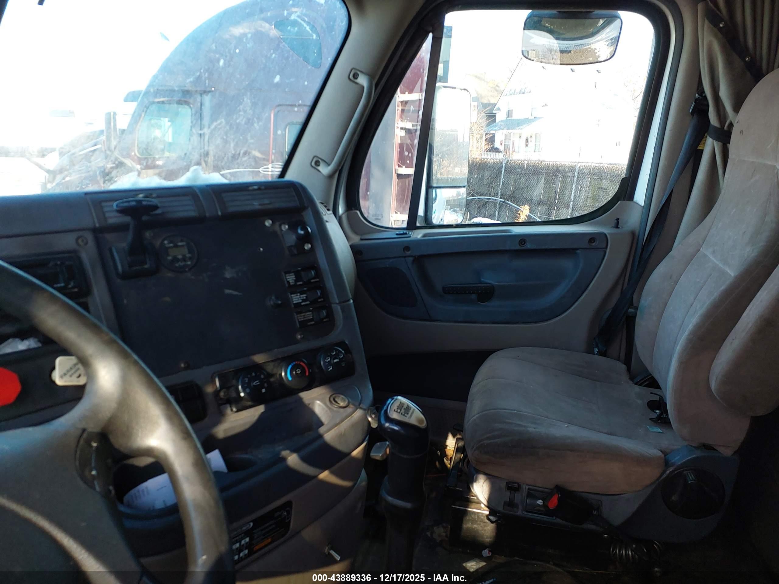 FREIGHTLINER CASCADIA image 8