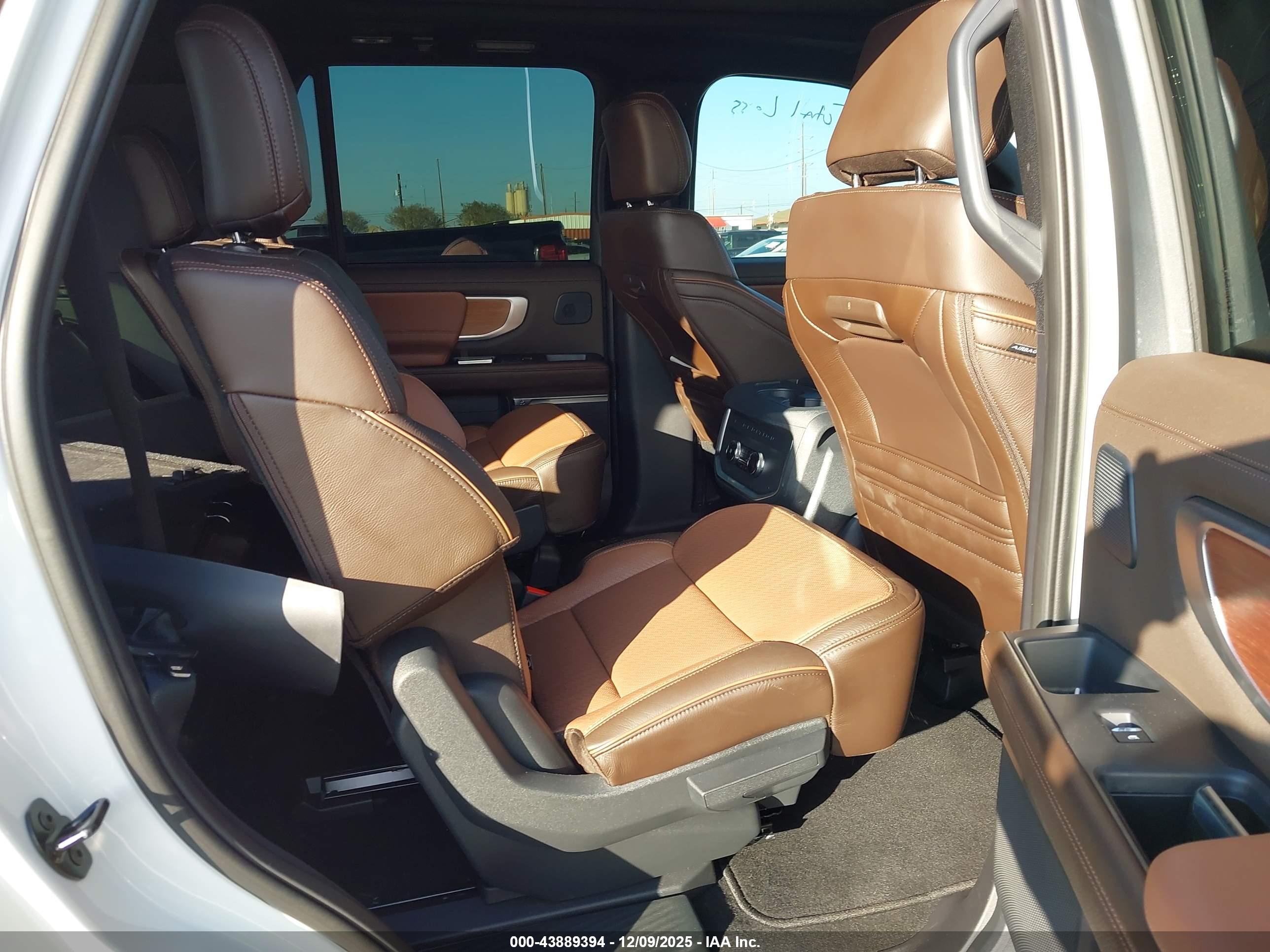 FORD EXPEDITION image 8