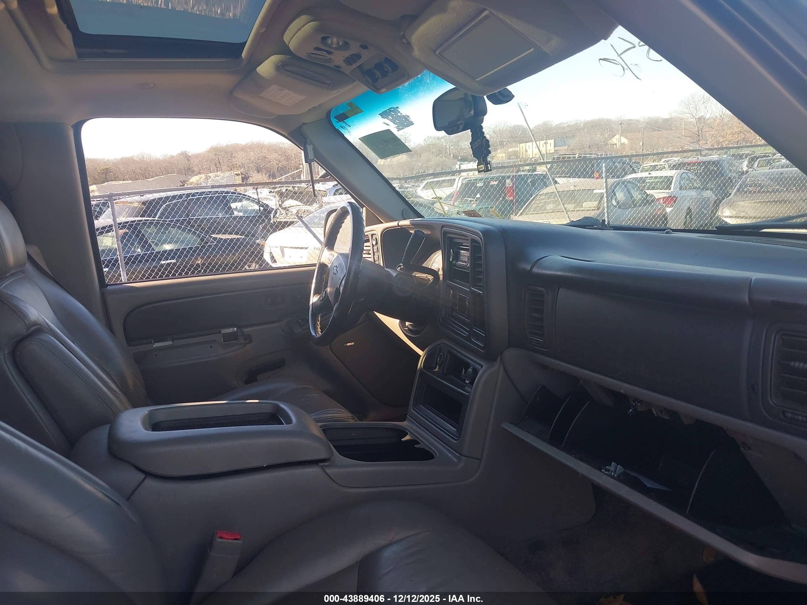 CHEVROLET SUBURBAN image 5