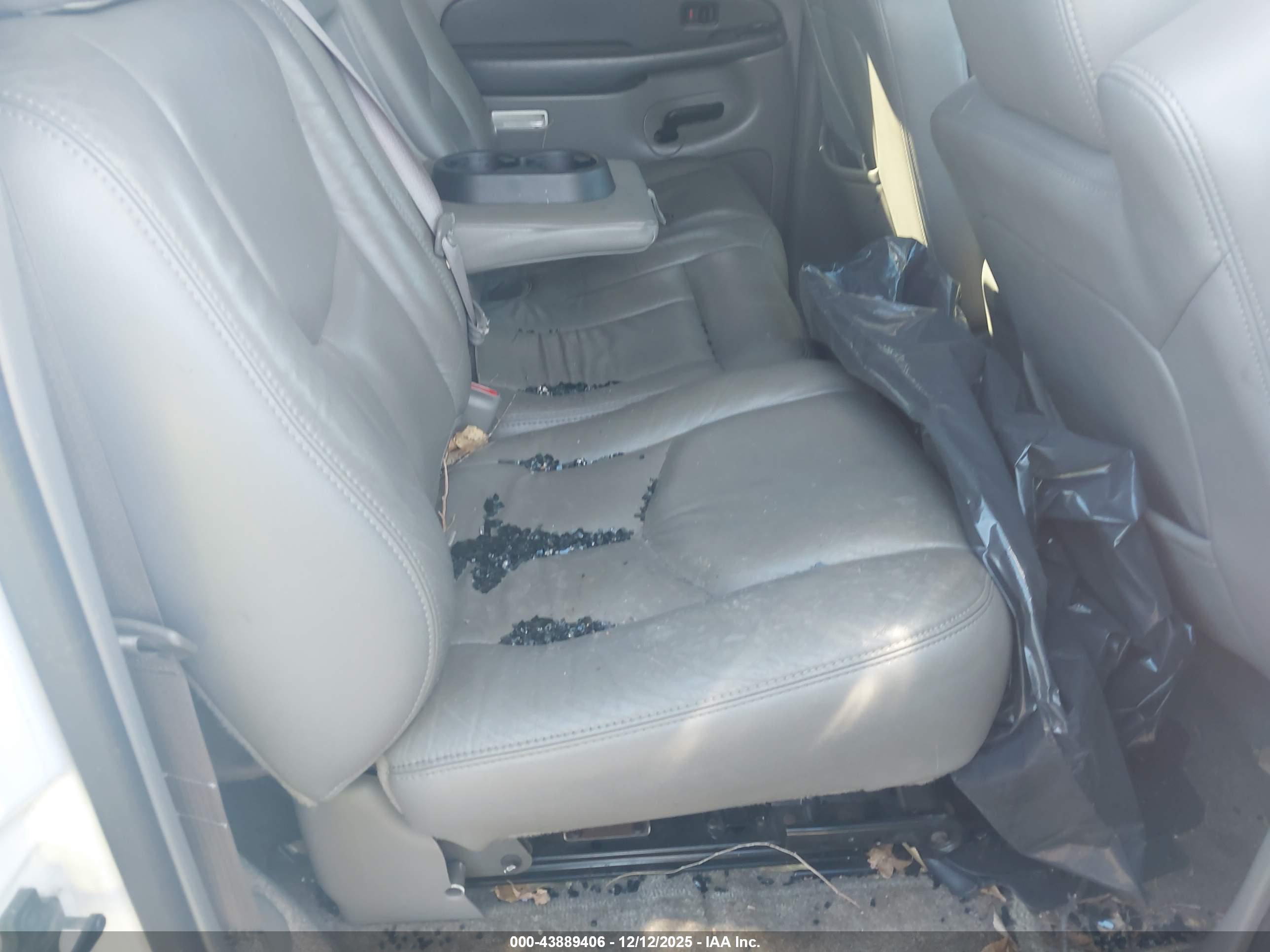 CHEVROLET SUBURBAN image 8