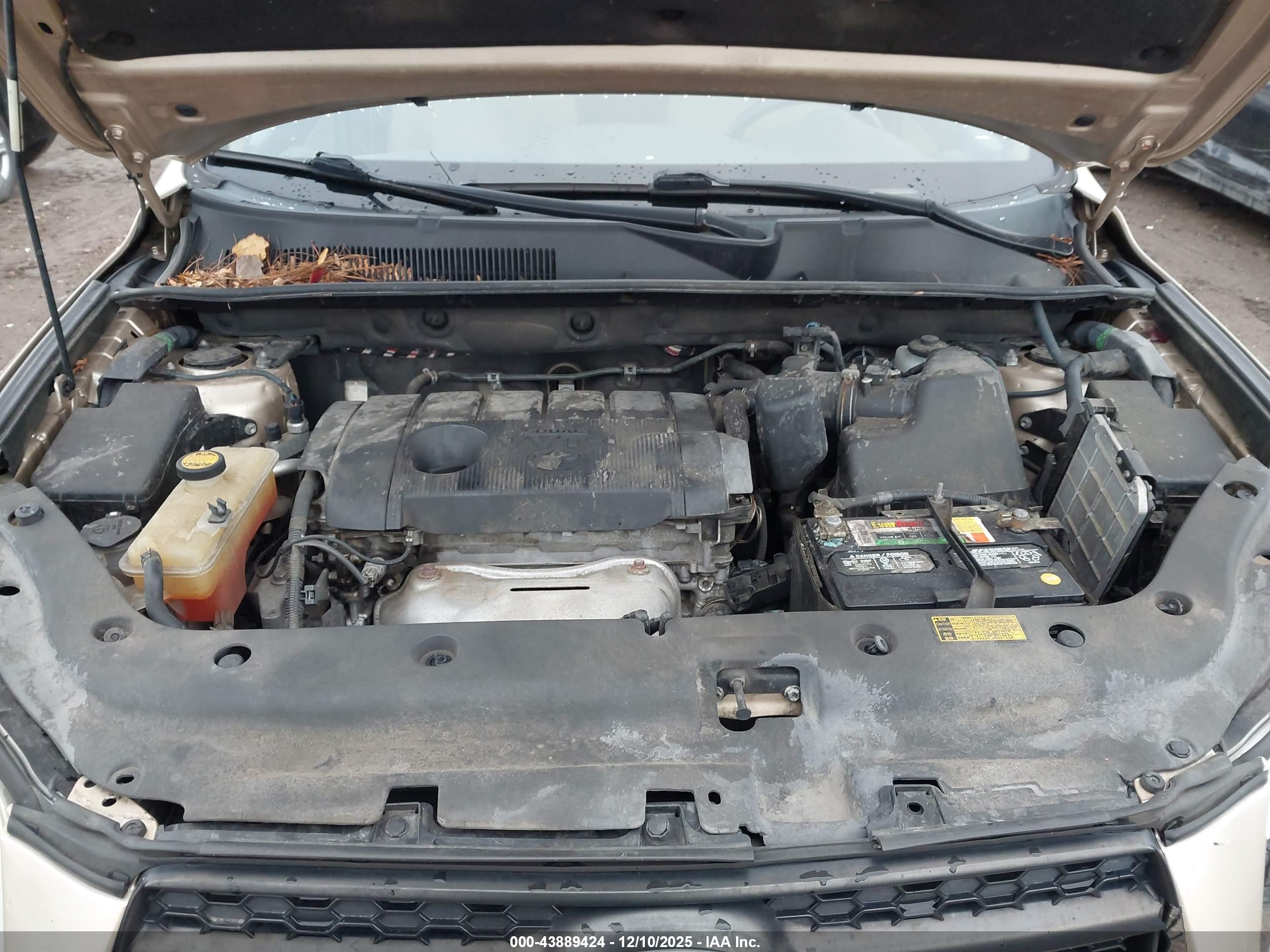 TOYOTA RAV4 image 10