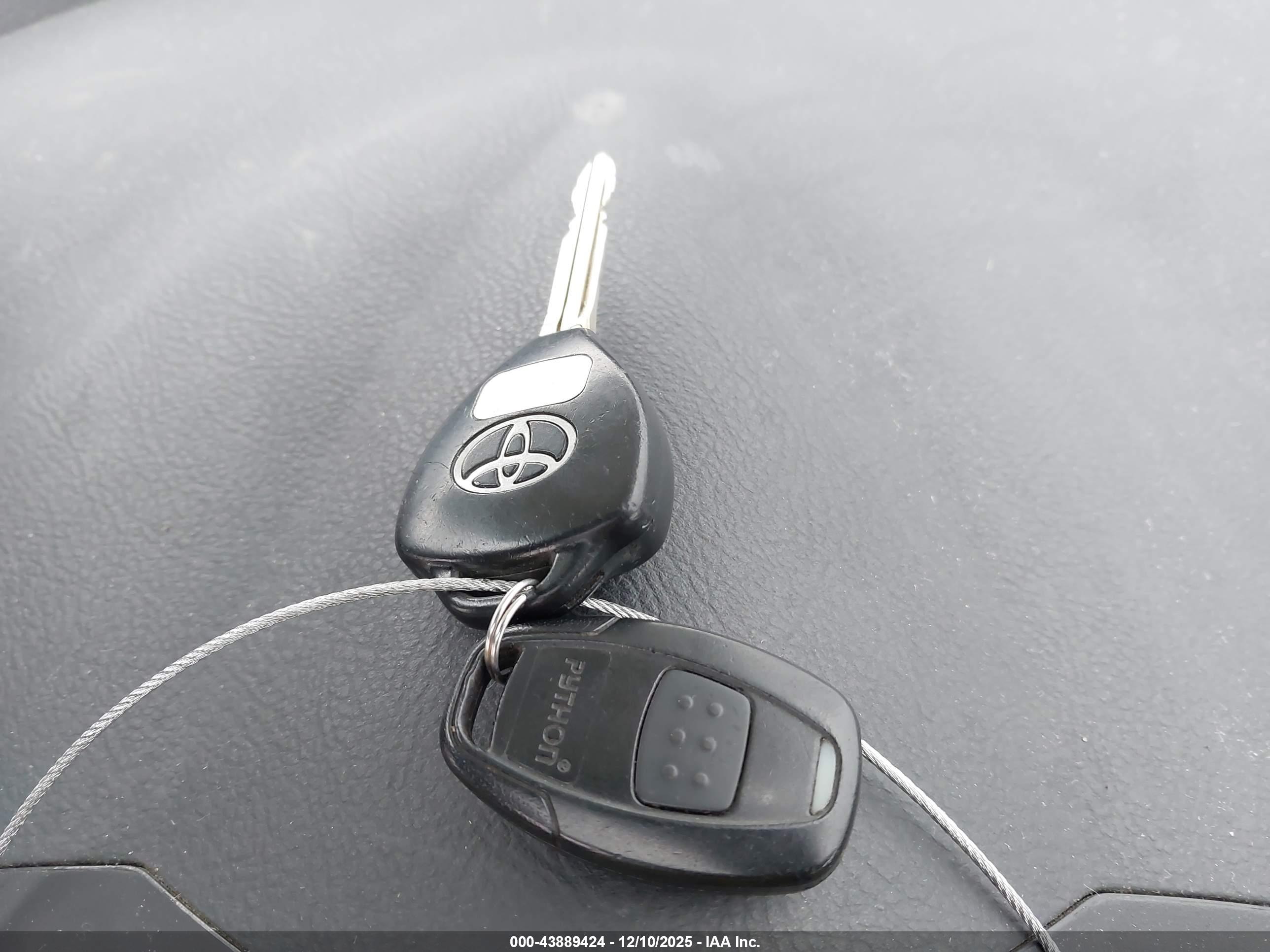 TOYOTA RAV4 image 11