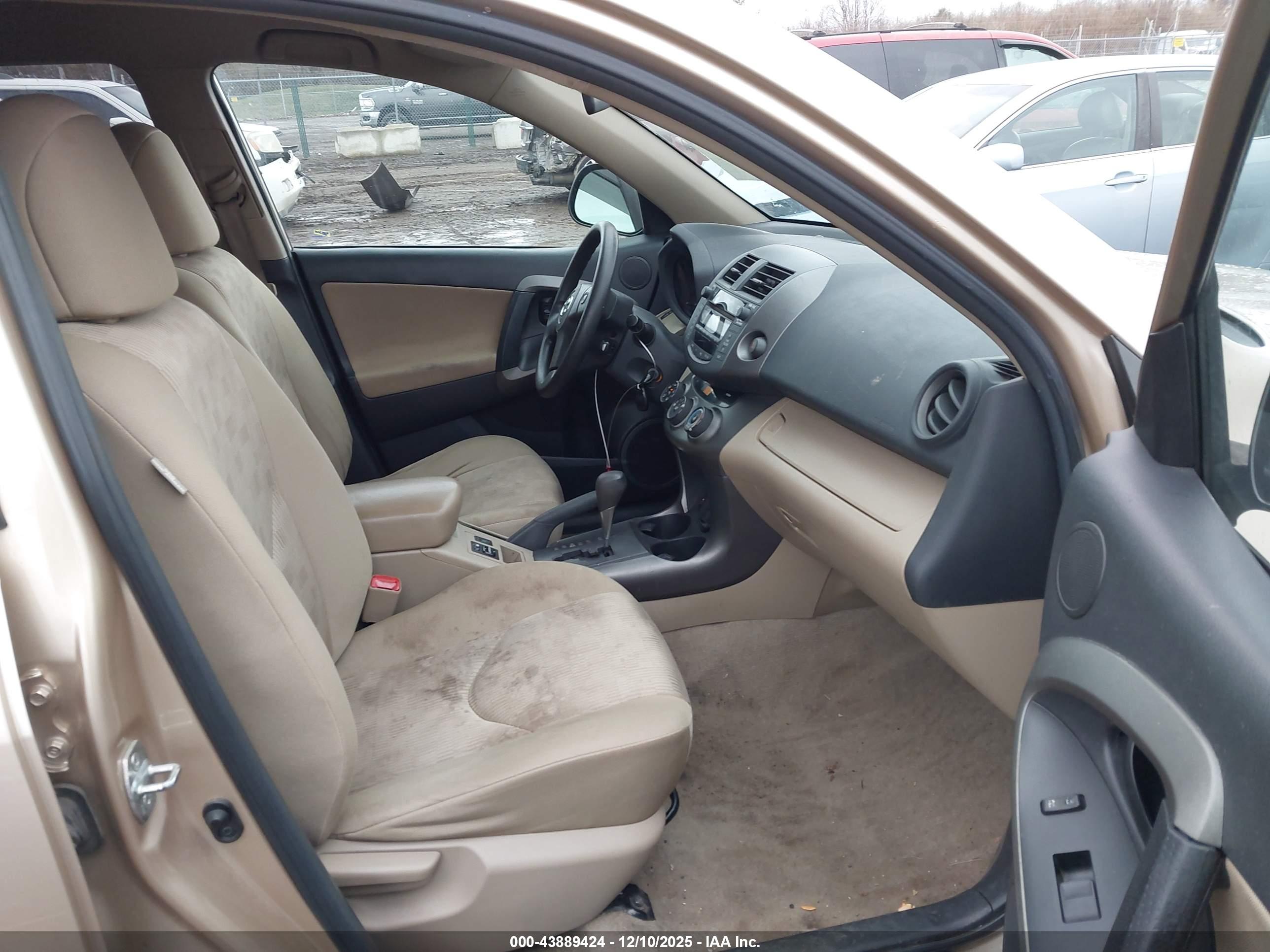 TOYOTA RAV4 image 5