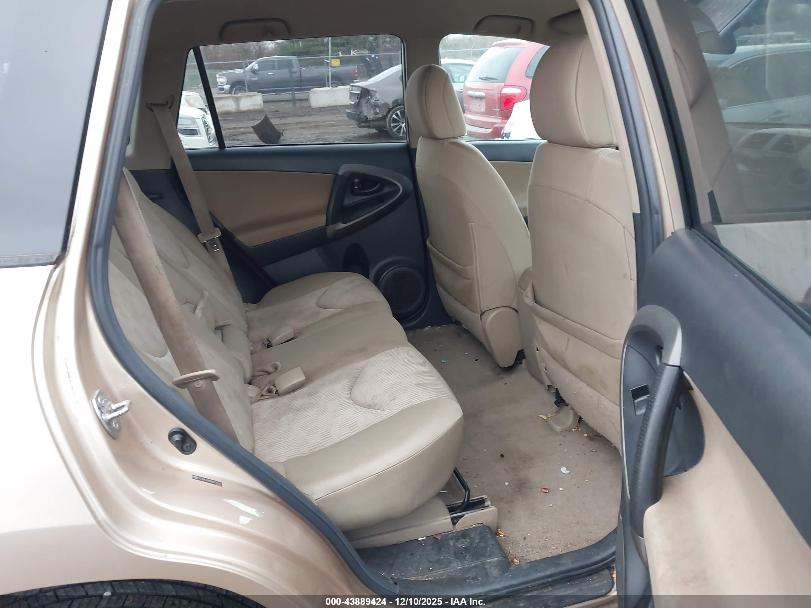 TOYOTA RAV4 image 8