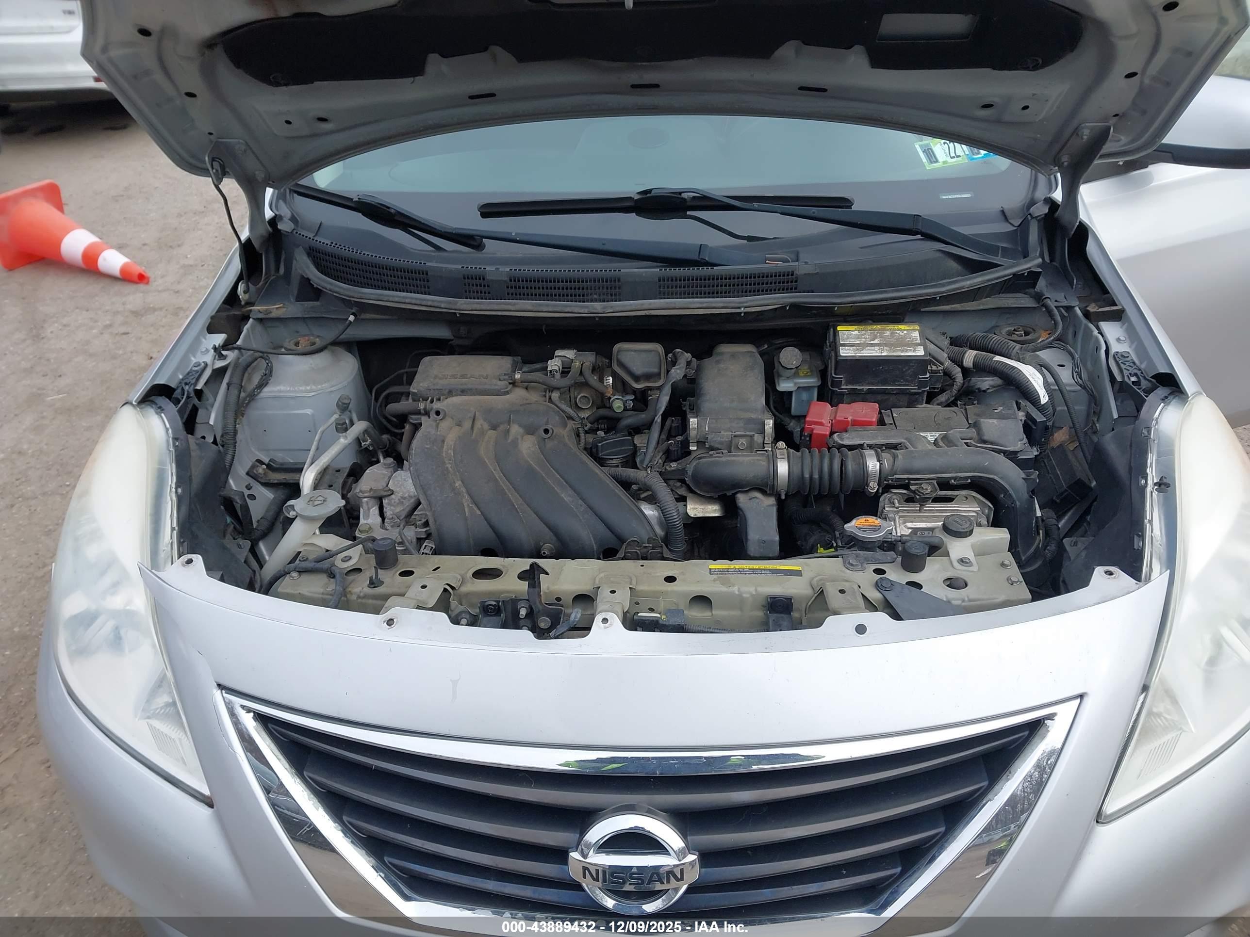 NISSAN VERSA image 10