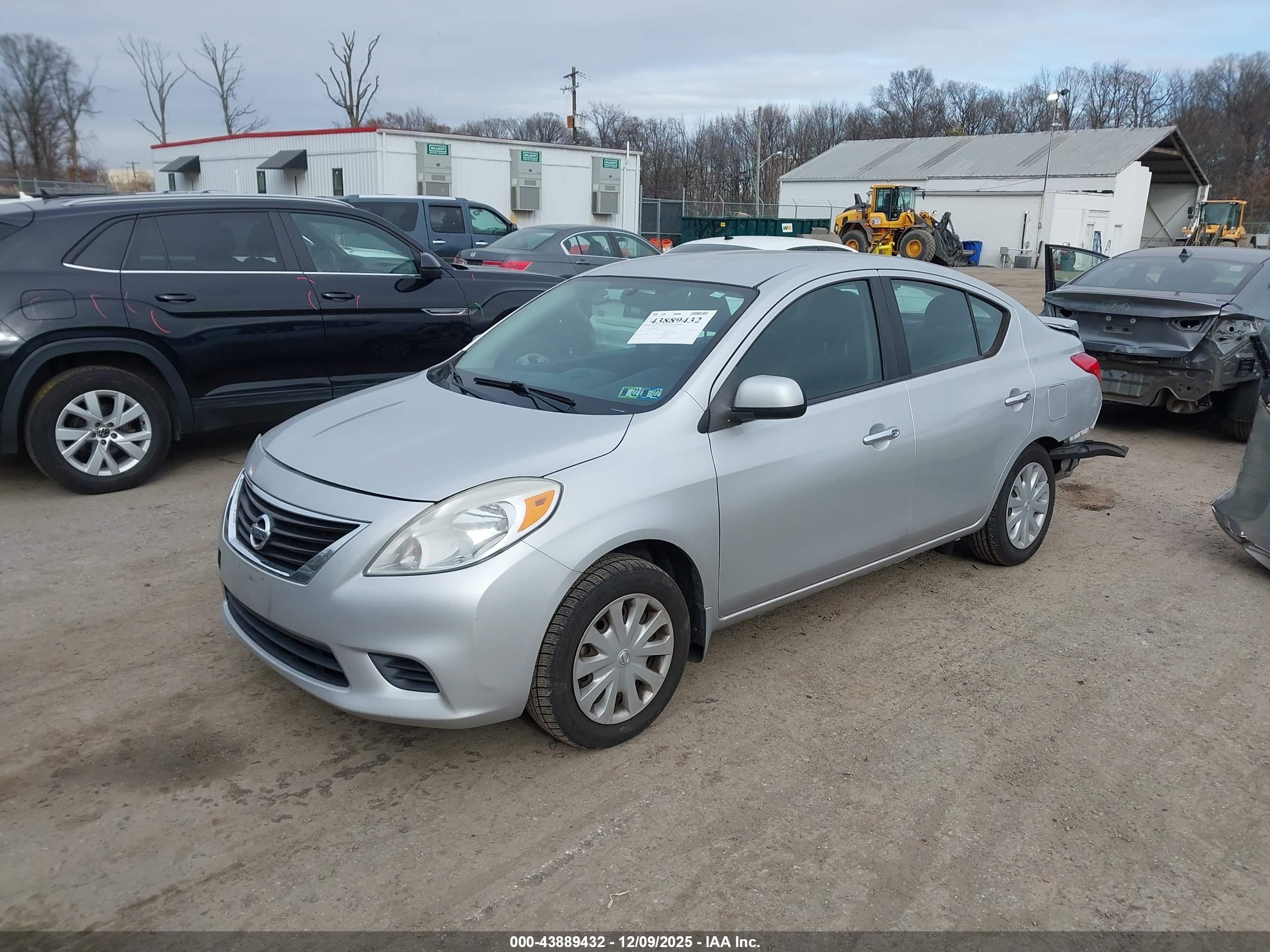 NISSAN VERSA image 2