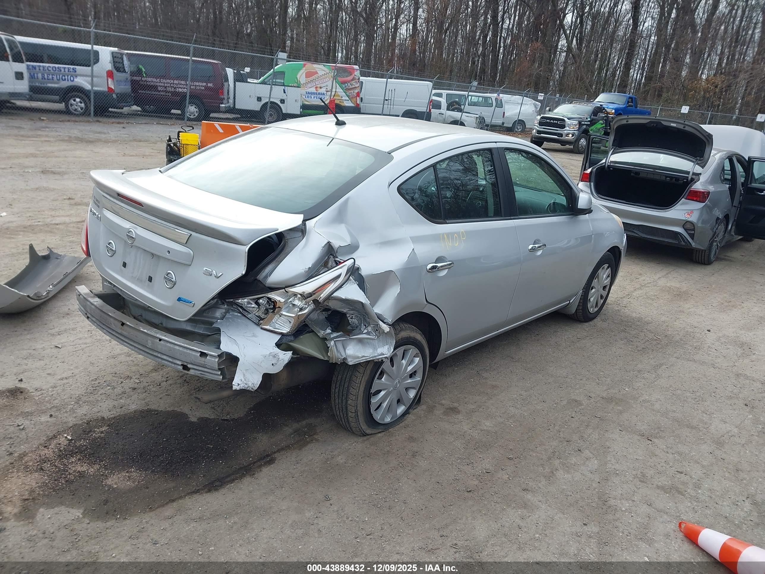 NISSAN VERSA image 4