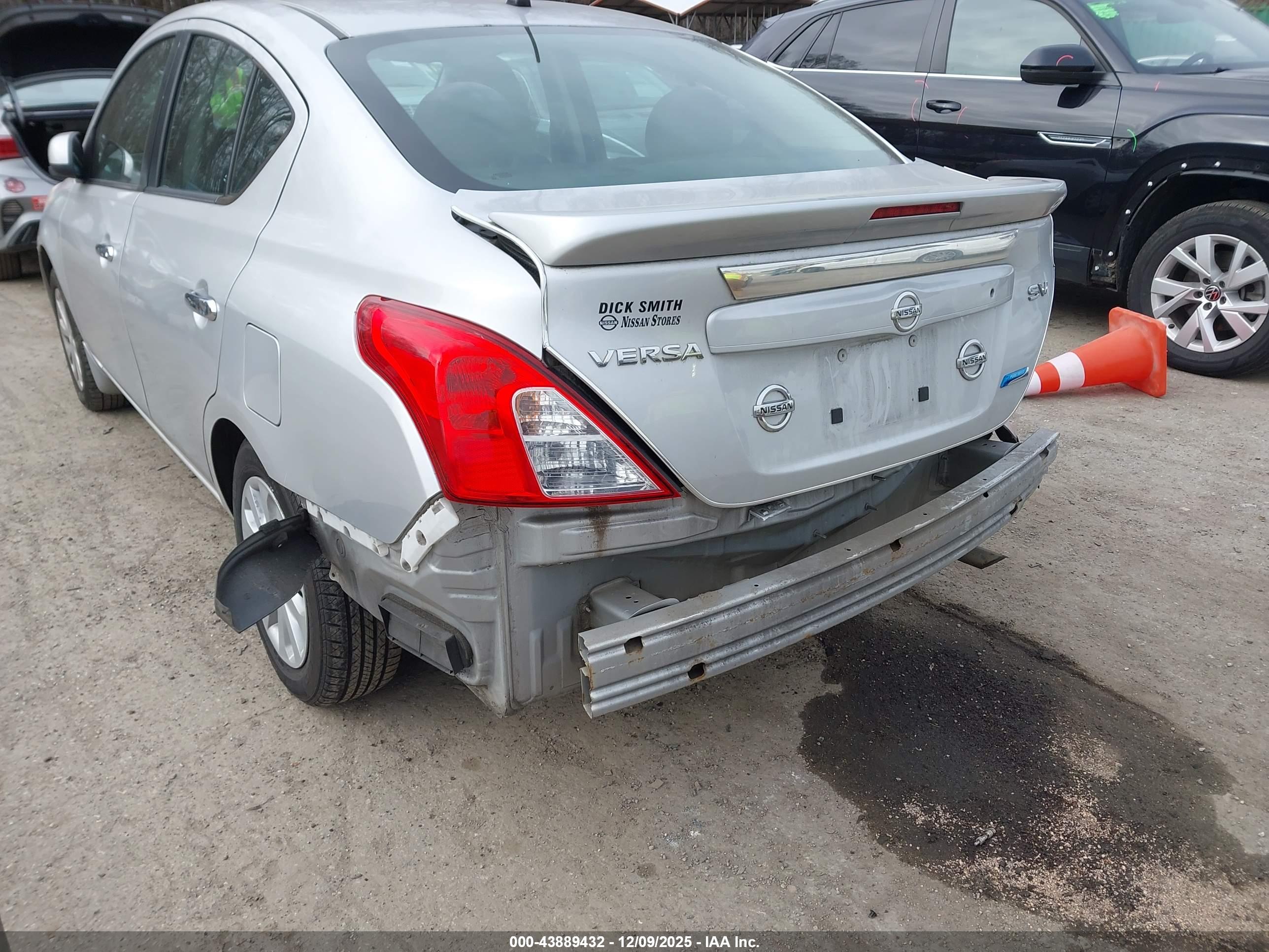 NISSAN VERSA image 6