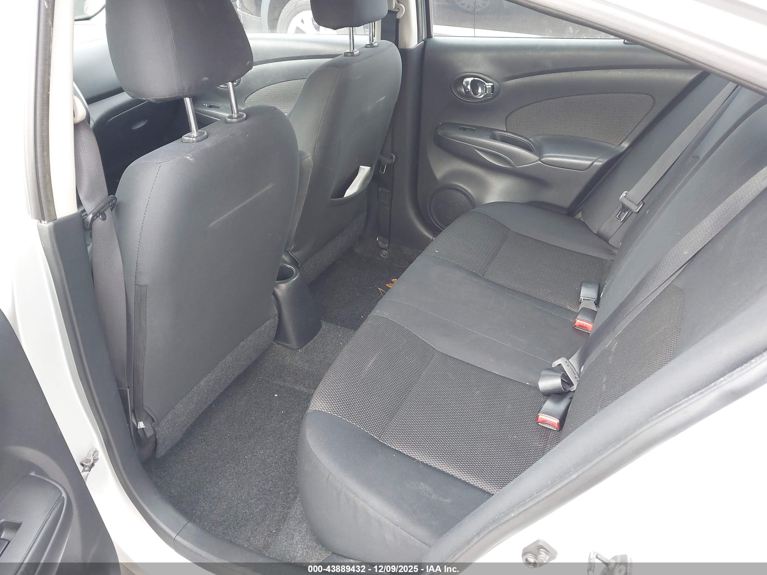 NISSAN VERSA image 8