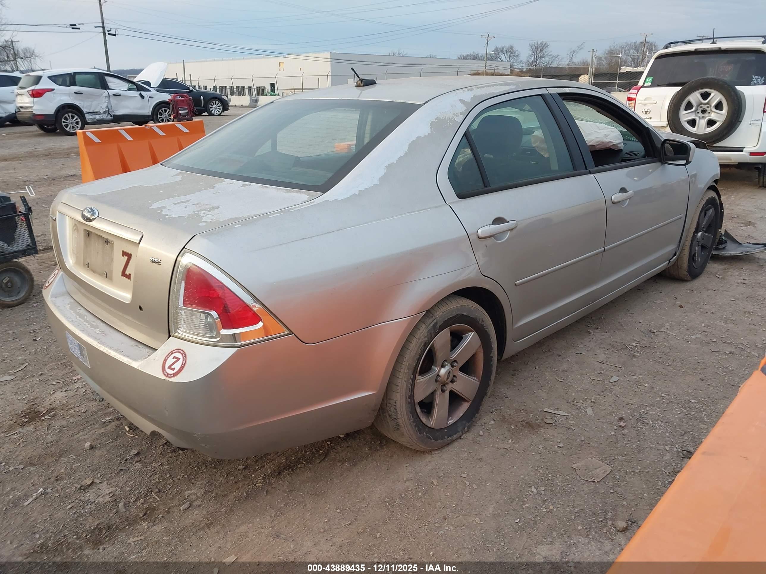 FORD FUSION image 4