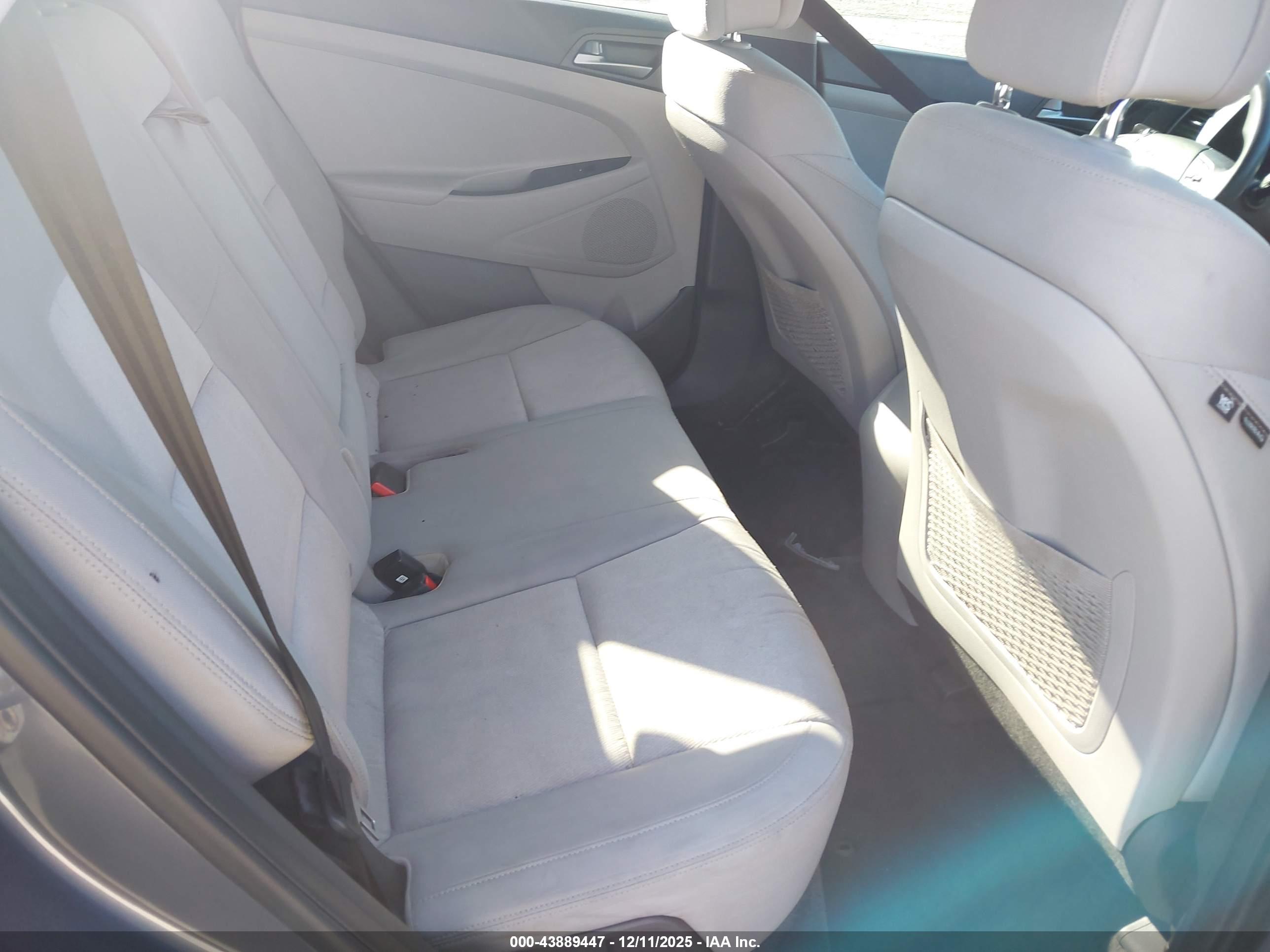 HYUNDAI TUCSON image 8