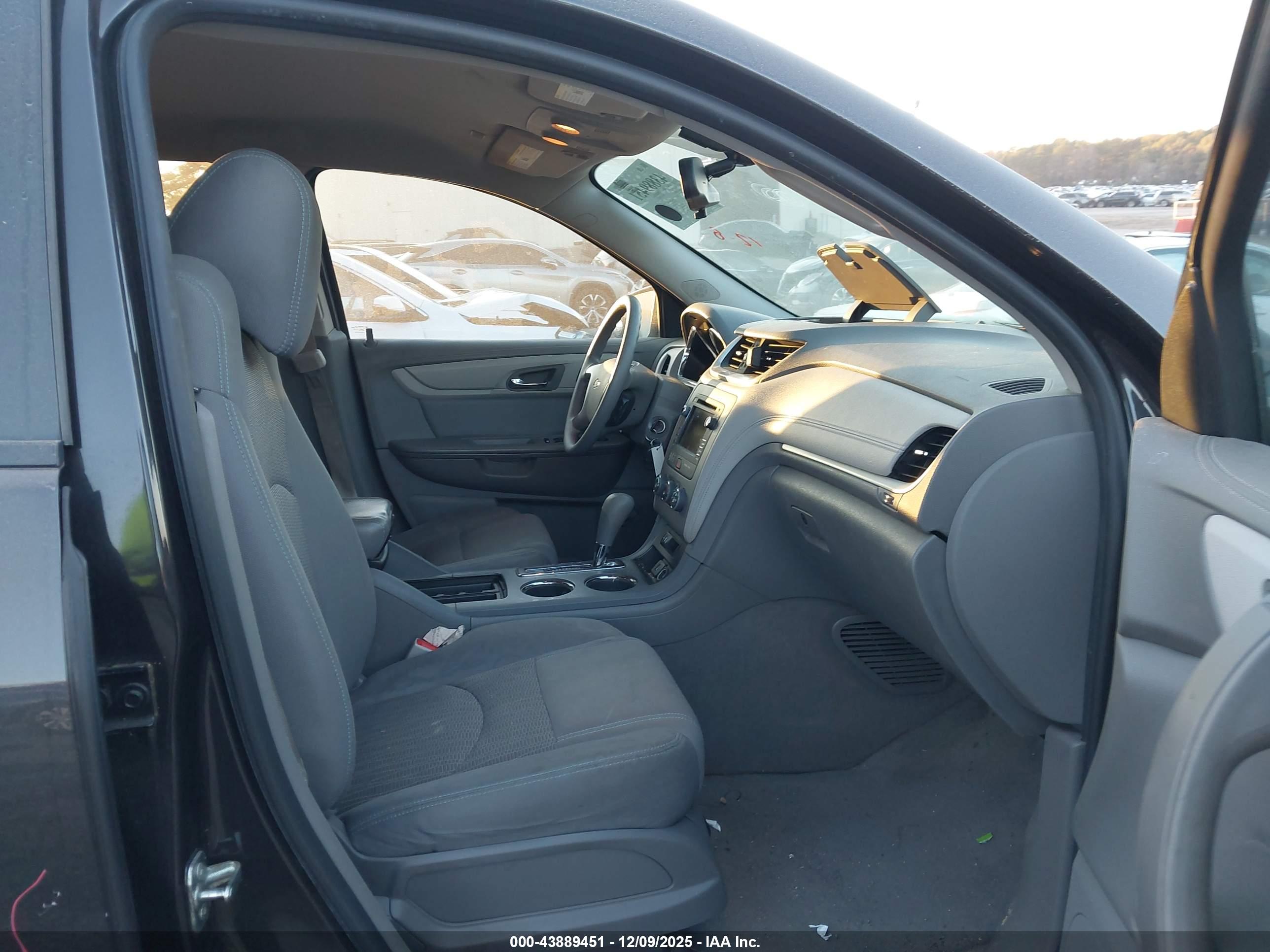 CHEVROLET TRAVERSE image 5