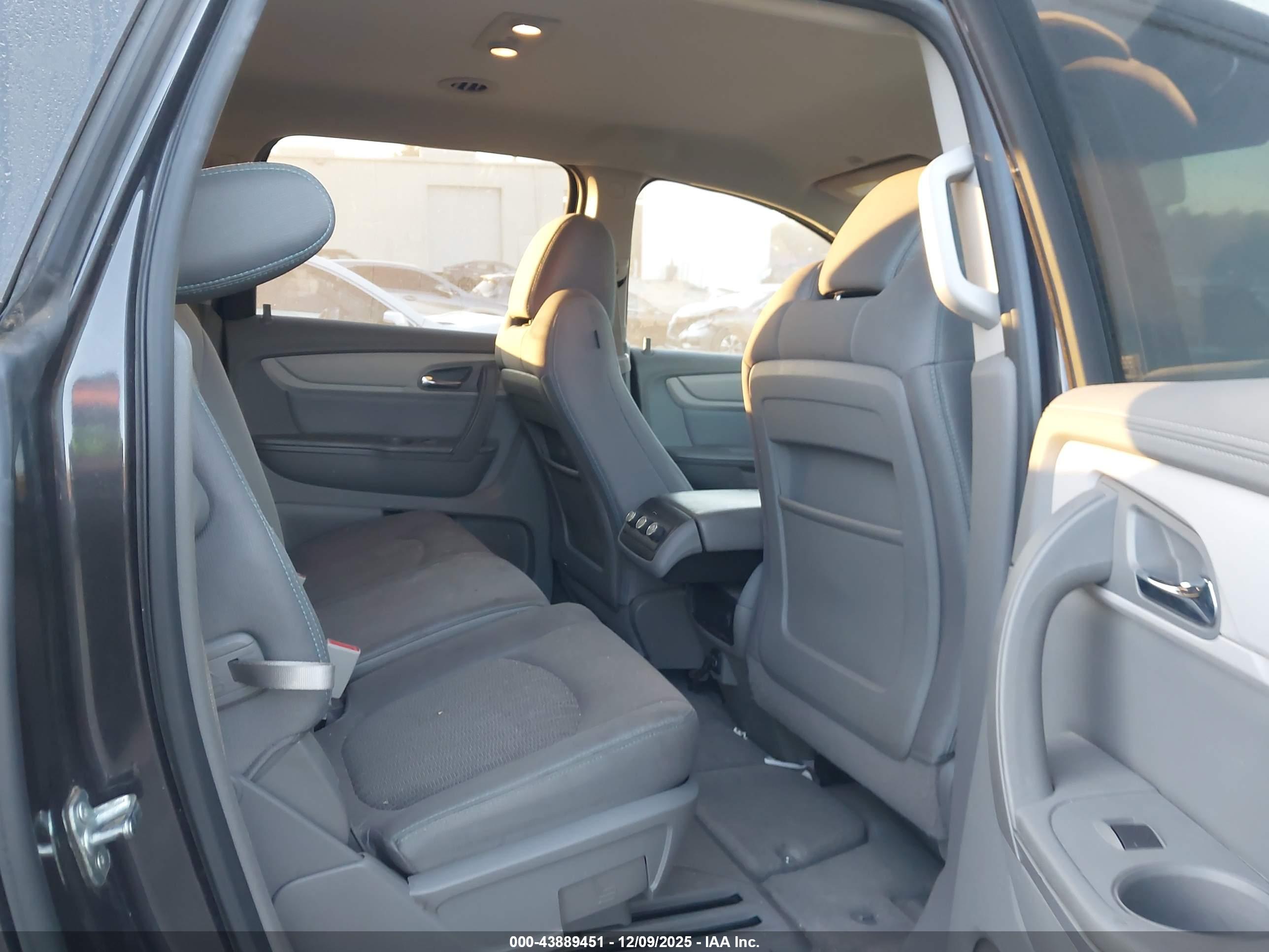 CHEVROLET TRAVERSE image 8