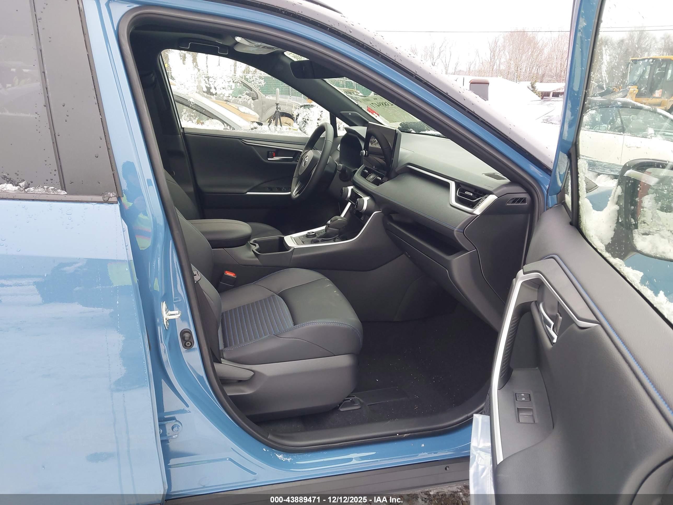 TOYOTA RAV4 image 5